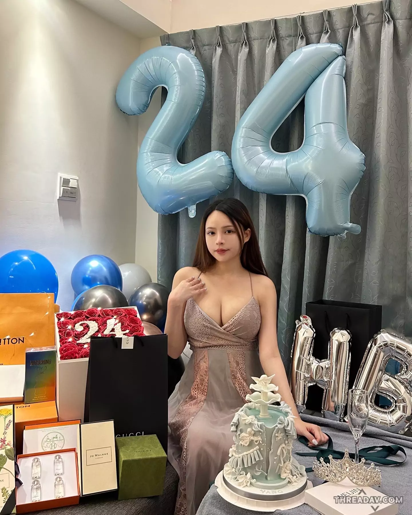 「羊ㄦ」爆乳壽星許願倒奶酒，粉絲快樂起來！完美視角揭秘