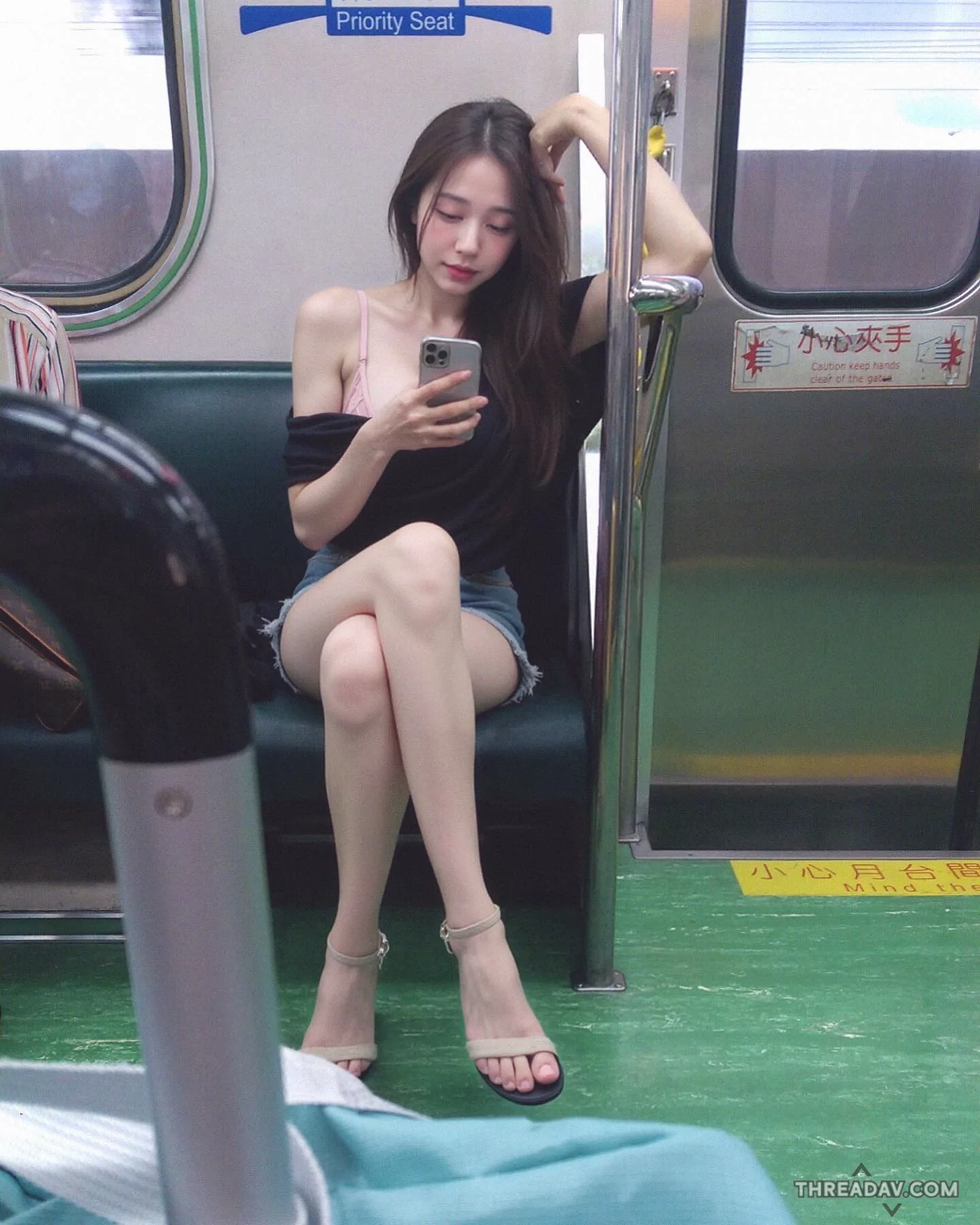 「通勤必看！遇見天菜正妹「sgyunyan」，「玉腿倒雪乳」超吸睛！」 - 網路美女