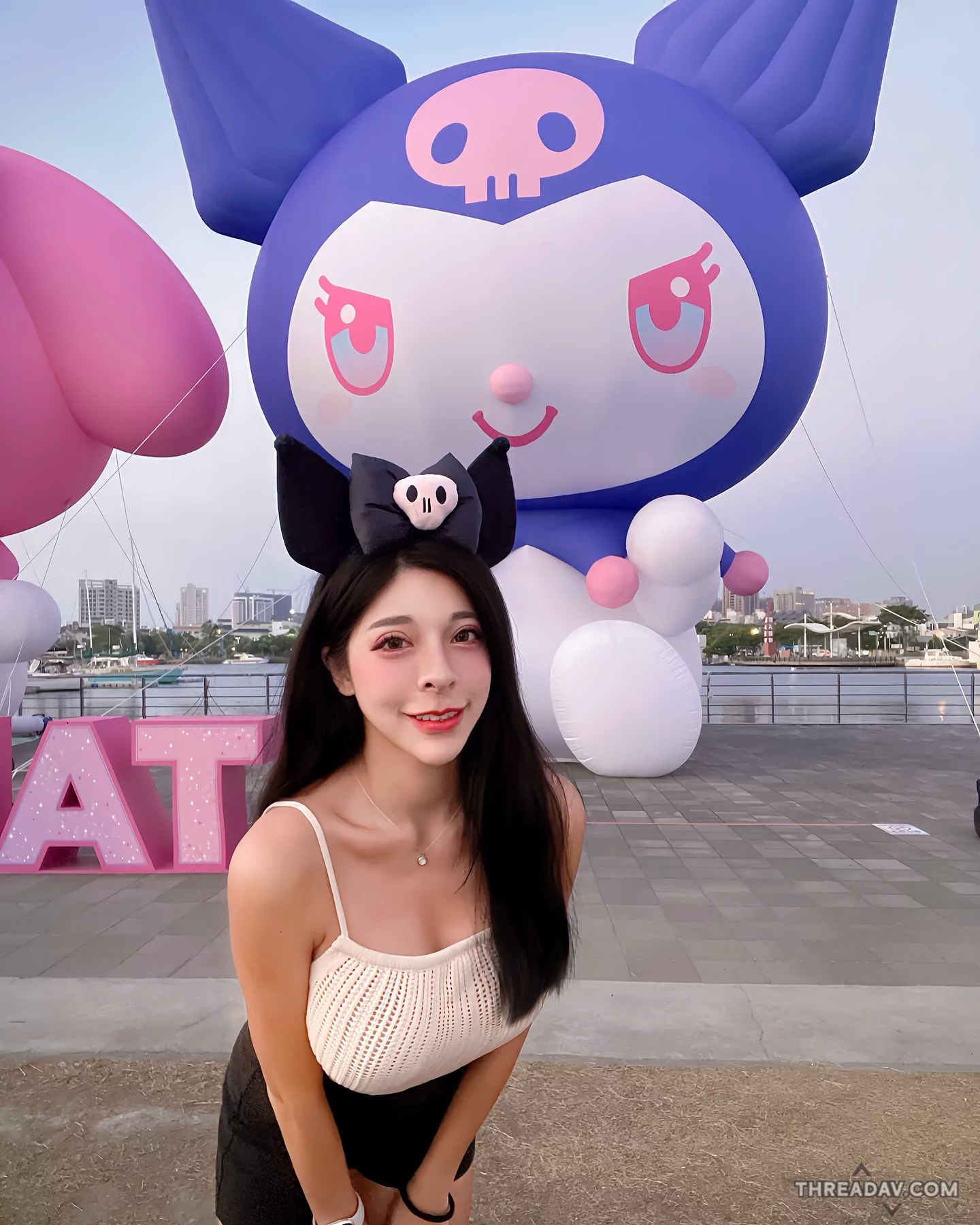 萌邪結合！黑髮美女「Anna安安」驚喜朝聖巨大酷洛米，網友瘋狂點讚！