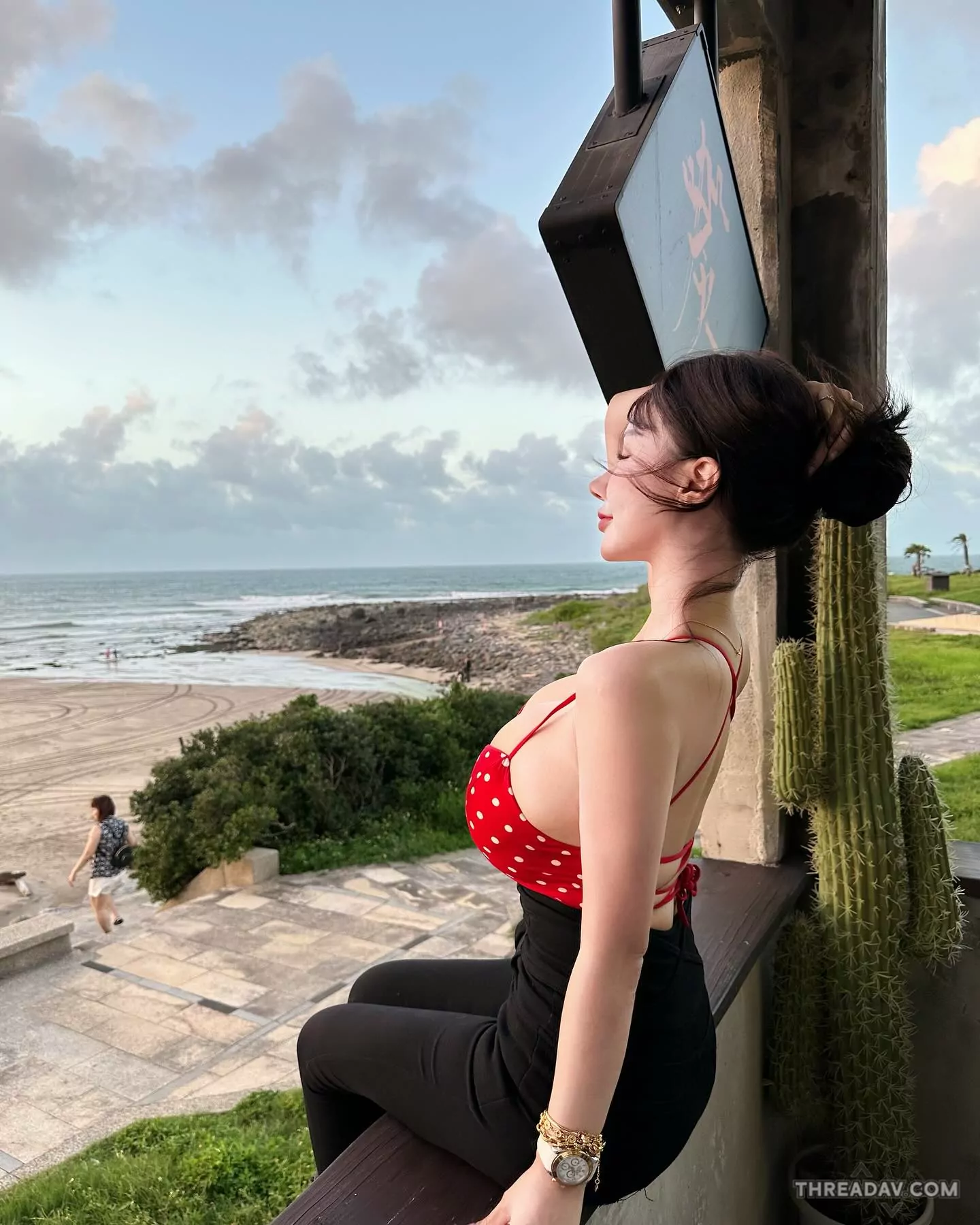 北海岸觀浪！巨乳騎士《艾妃aifei》颱風後的浪漫時刻 - 網路美女