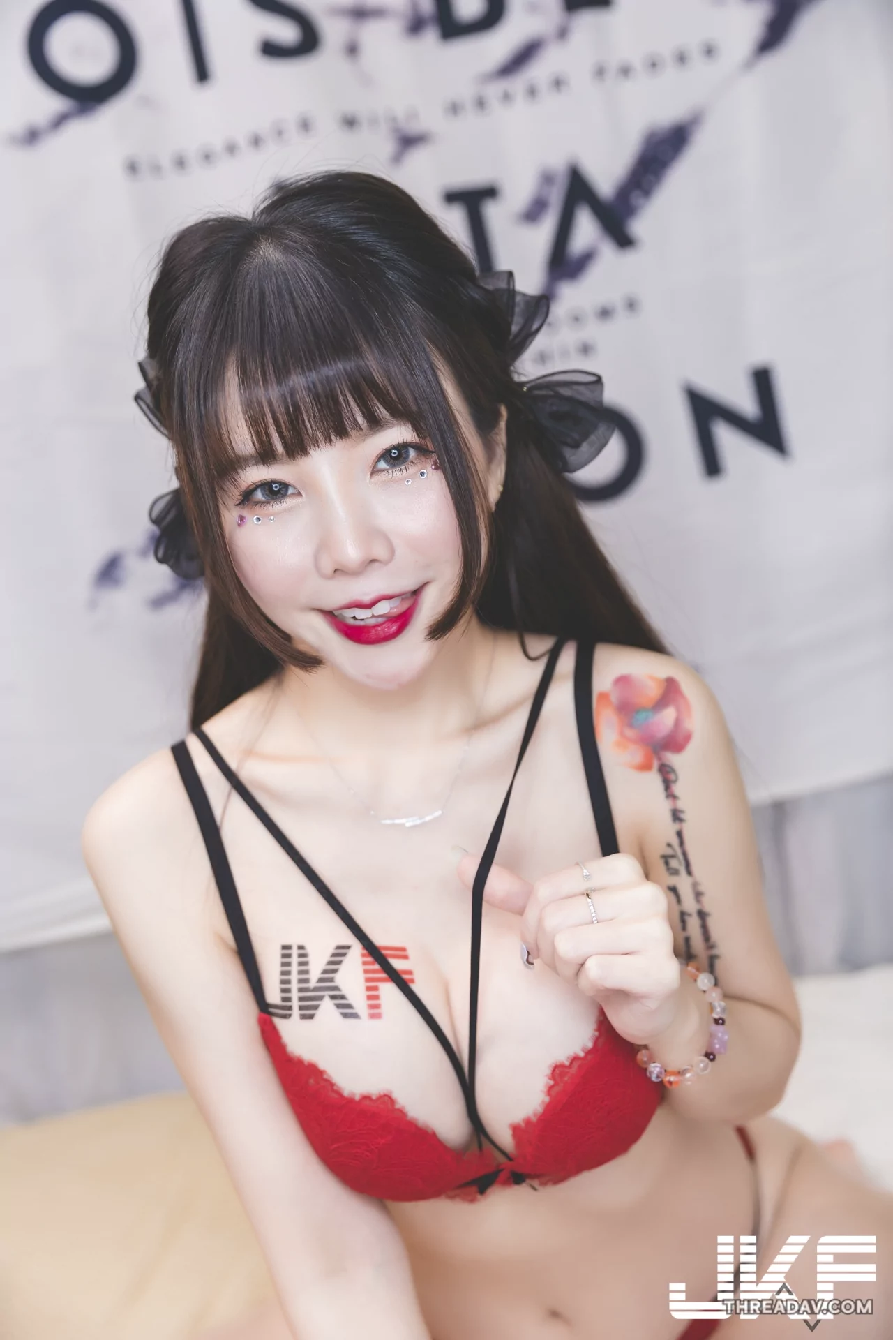 火辣女郎尺度大開！展現豐滿豪乳和翹臀，拍到就賺到！- 網路美女