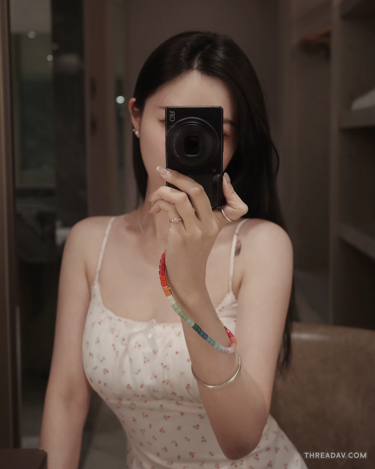 「驚艷！這位正妹人妻超白皙美乳長腿穿搭太辣眼」- 網路美女