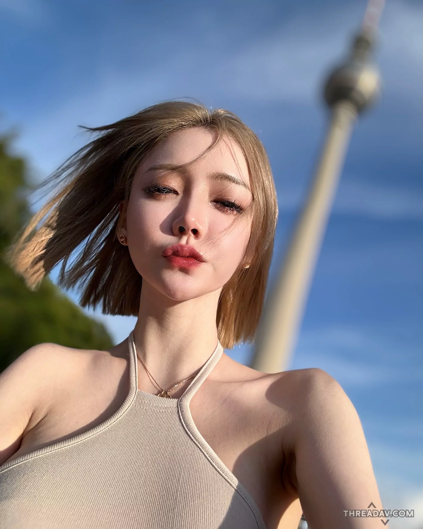 「酸酸Enny」在德國爆紅！窈窕爆乳美女比柏林電視塔更吸睛