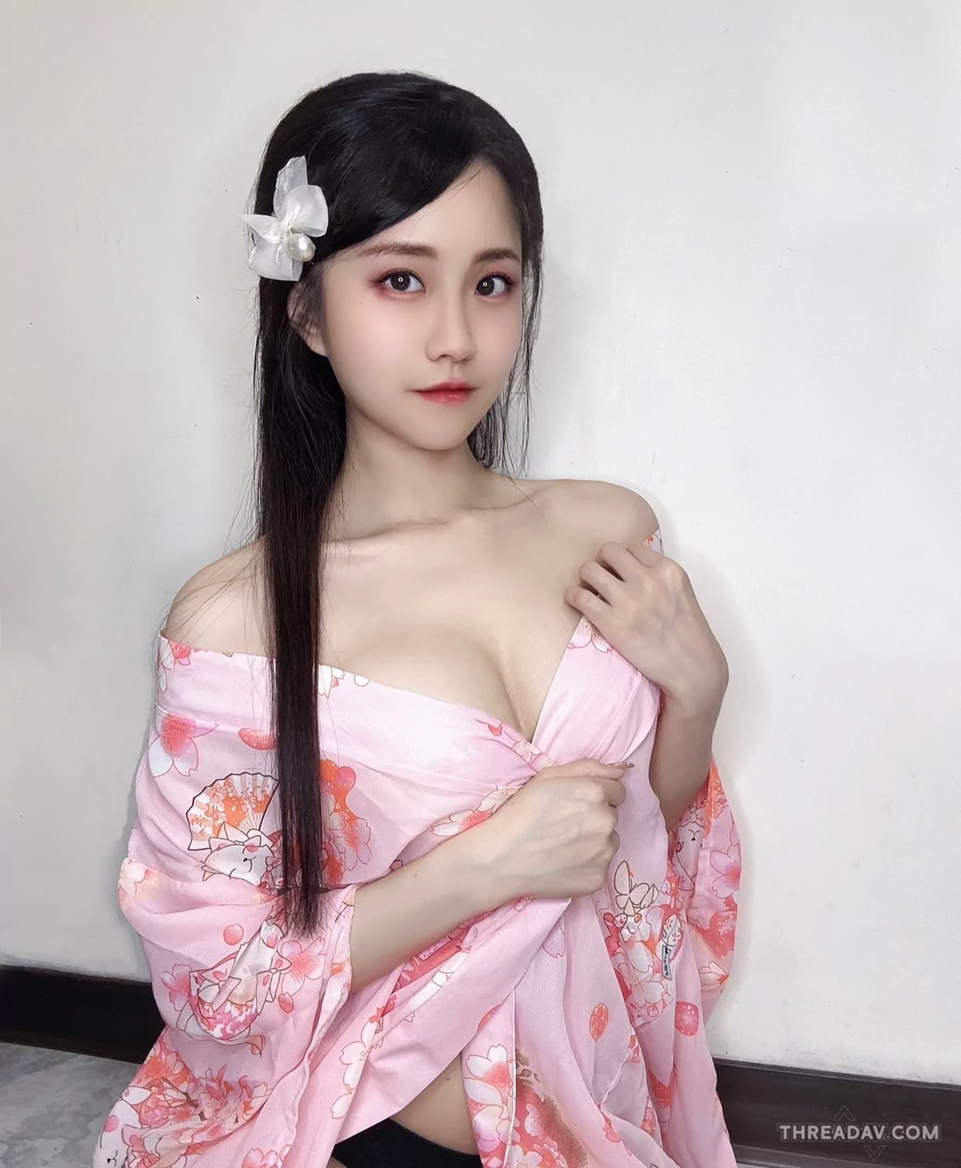 性感浴衣美女「佳佳兒」落肩誘惑，網友瘋狂點擊！