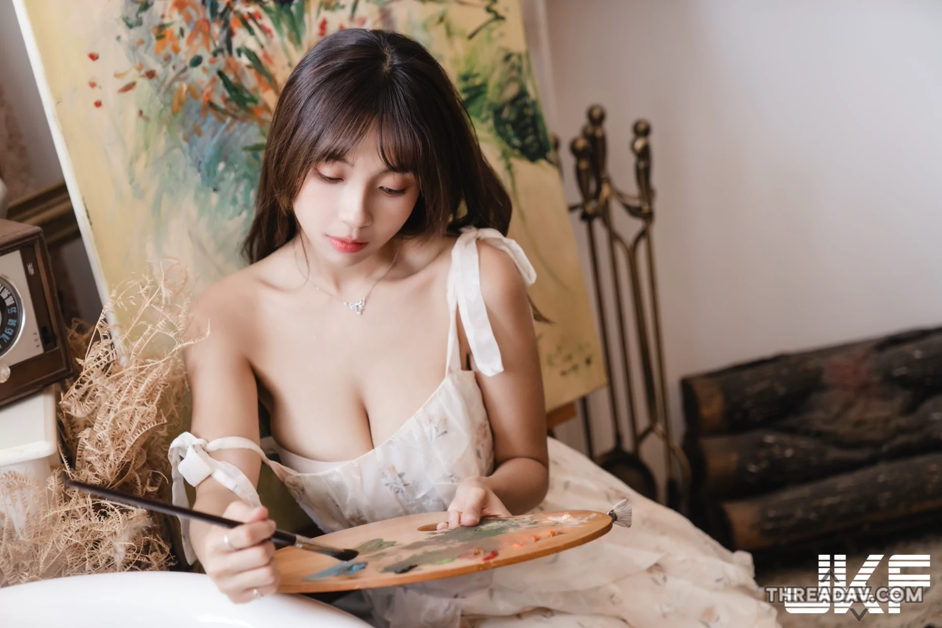 「安然」休閒時刻！碎花小洋裝秀「爆乳美腿」，網友好評連連