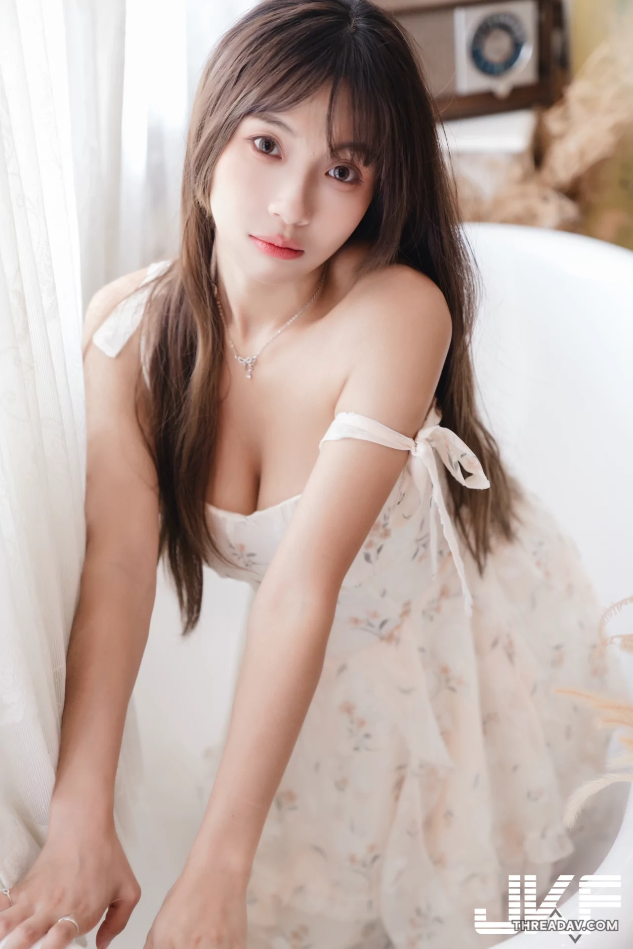 「安然」休閒時刻！碎花小洋裝秀「爆乳美腿」，網友好評連連