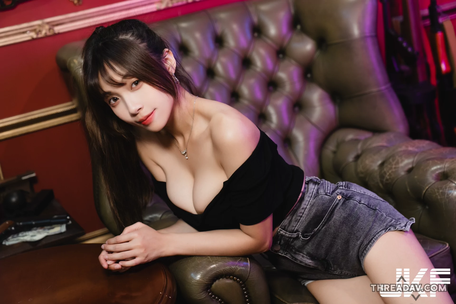 【爆紅正妹】安然沙發誘惑！超飽滿低胸畫面太撩人 - 必看！