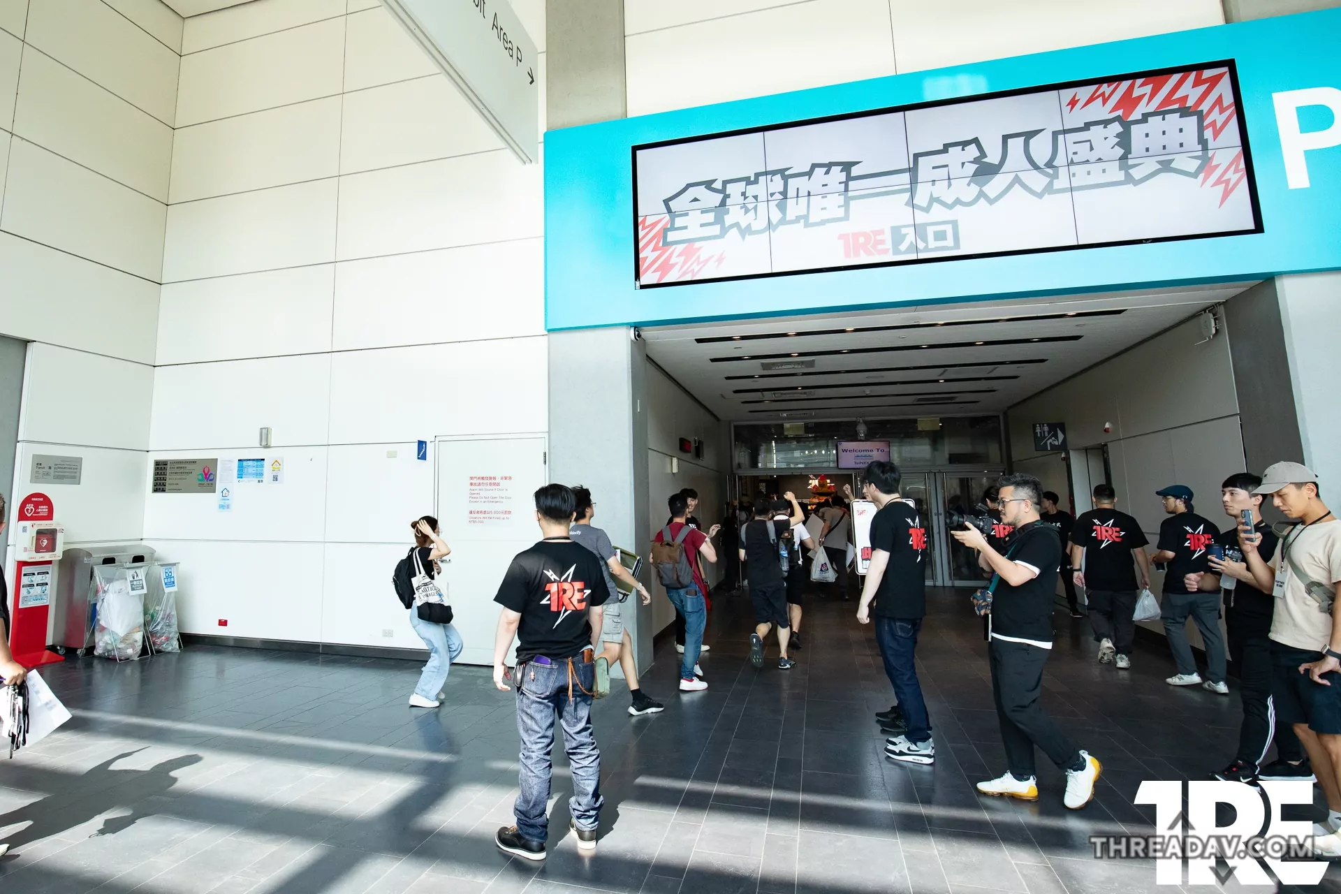 【獨家】2024TRE「JVID粉絲感謝祭」現場實況曝光！性感女模「上空露胸」撫胸誘人引爆熱議 - 網路美女