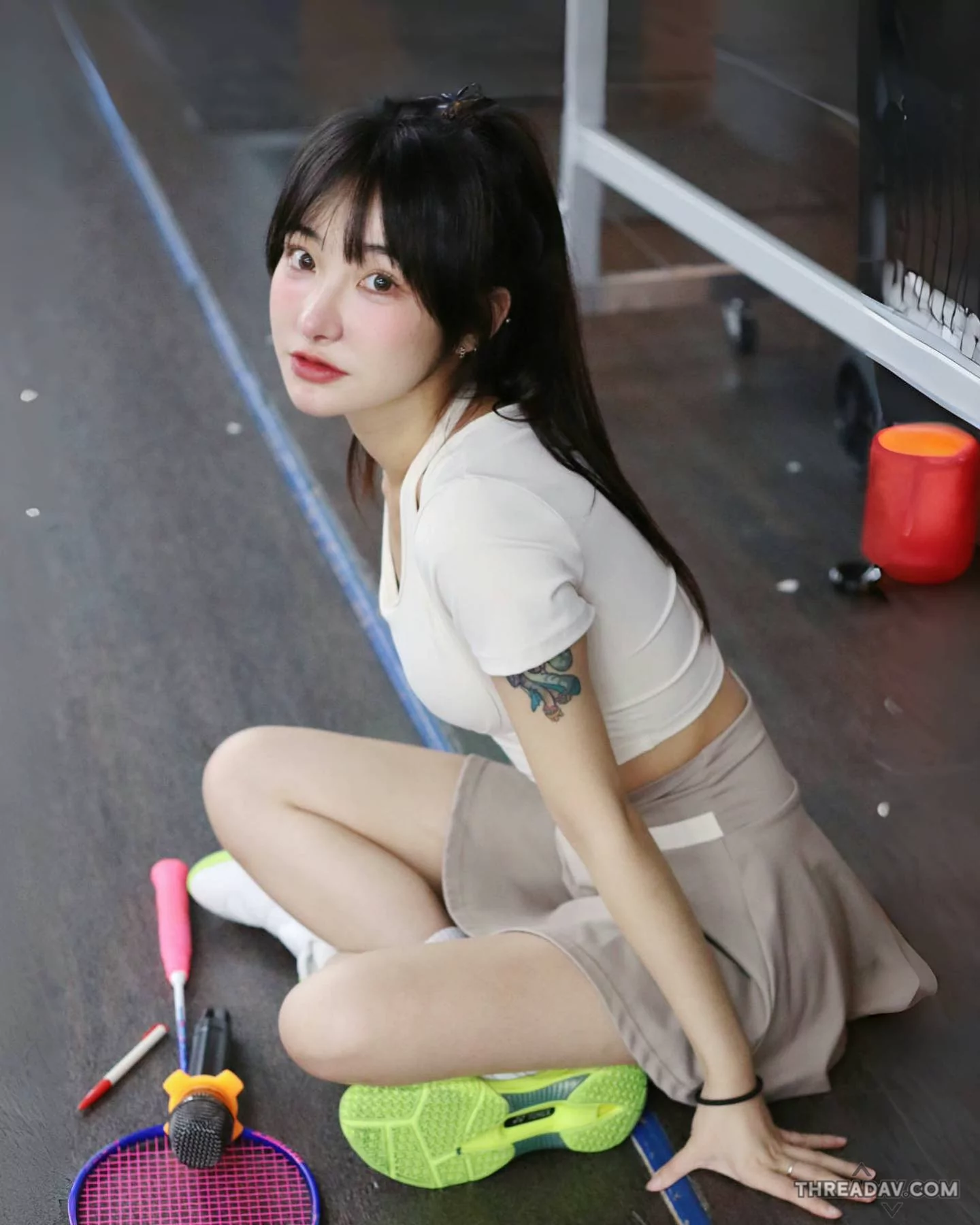 「梗梗」陽光羽球美女激戰瞬間：細腰練球至腋下濕透，網友瘋傳！
