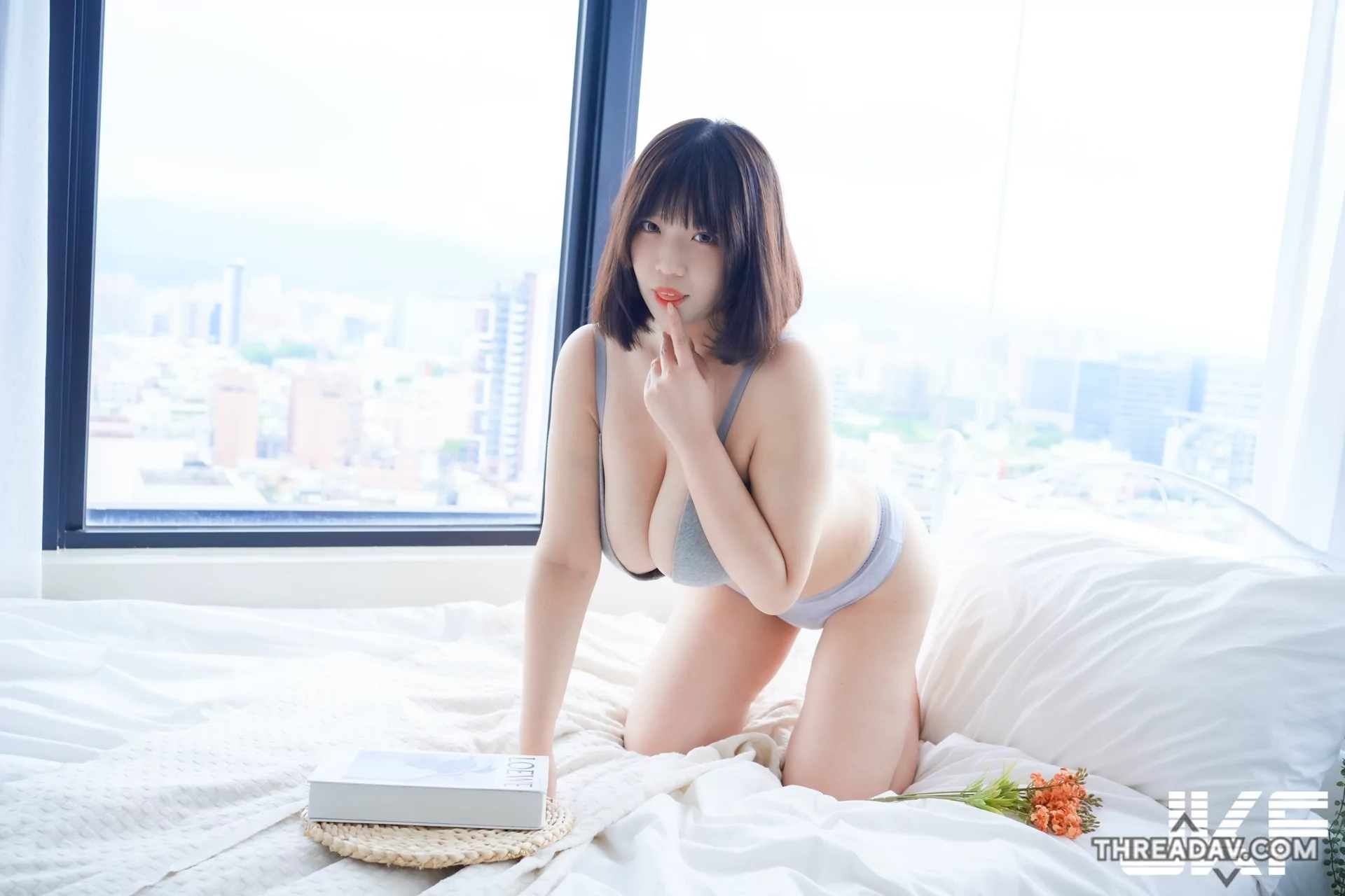 【爆乳】麻豆「茹茹」性感深溝誘惑！超挑逗「跪姿」畫面太邪惡 - 必看網路美女