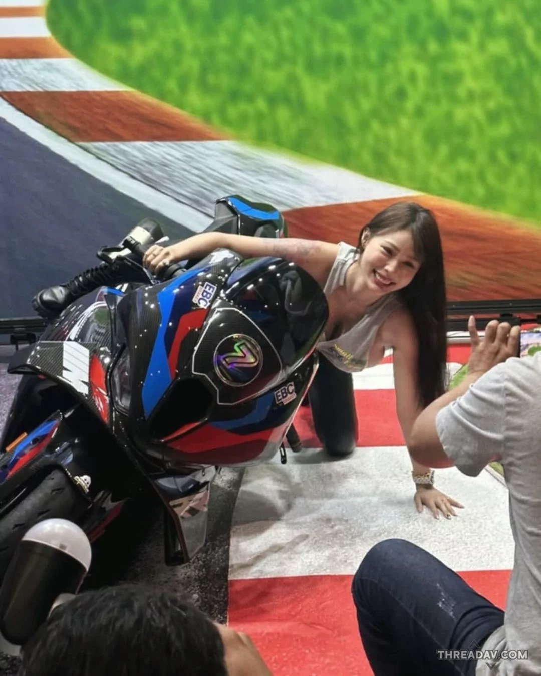 爆乳騎士「艾妃」萬有引力驚現！車展壓車時側乳全掉出，網友瘋傳不停！