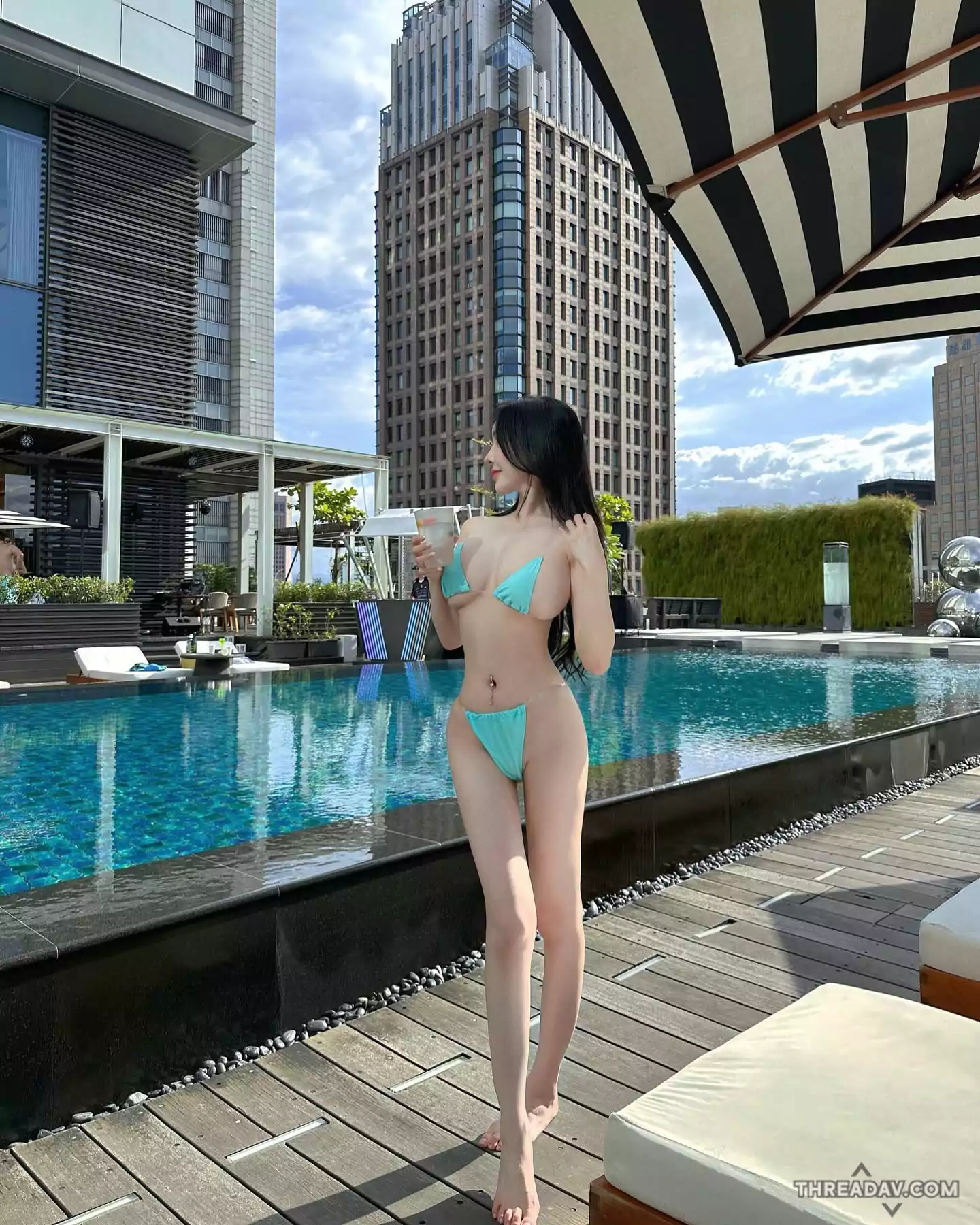 辣妹「雲嫣」比基尼戰巨乳！奶大穿衣難藏，網友驚艷不已 - 網路美女風采