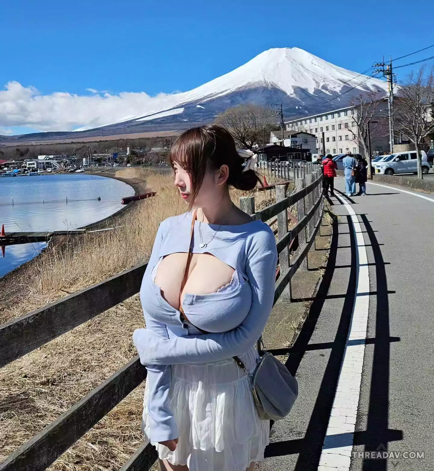 把富士山比下去了！巨乳YouTuber挺不科學身材朝聖日本第一高峰 - 網路美女
