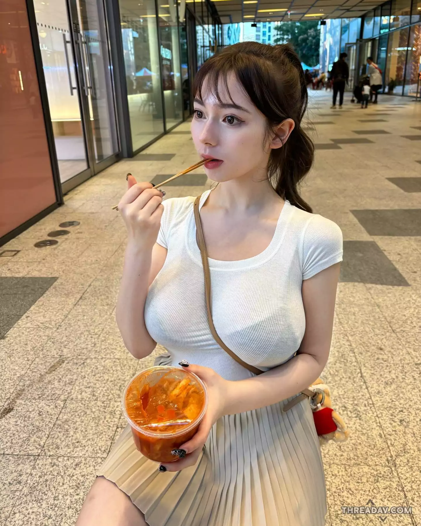 校花級台德混血美女大生路邊吃泡菜，透視裝大膽展現曼妙身材 - 網路美女話題