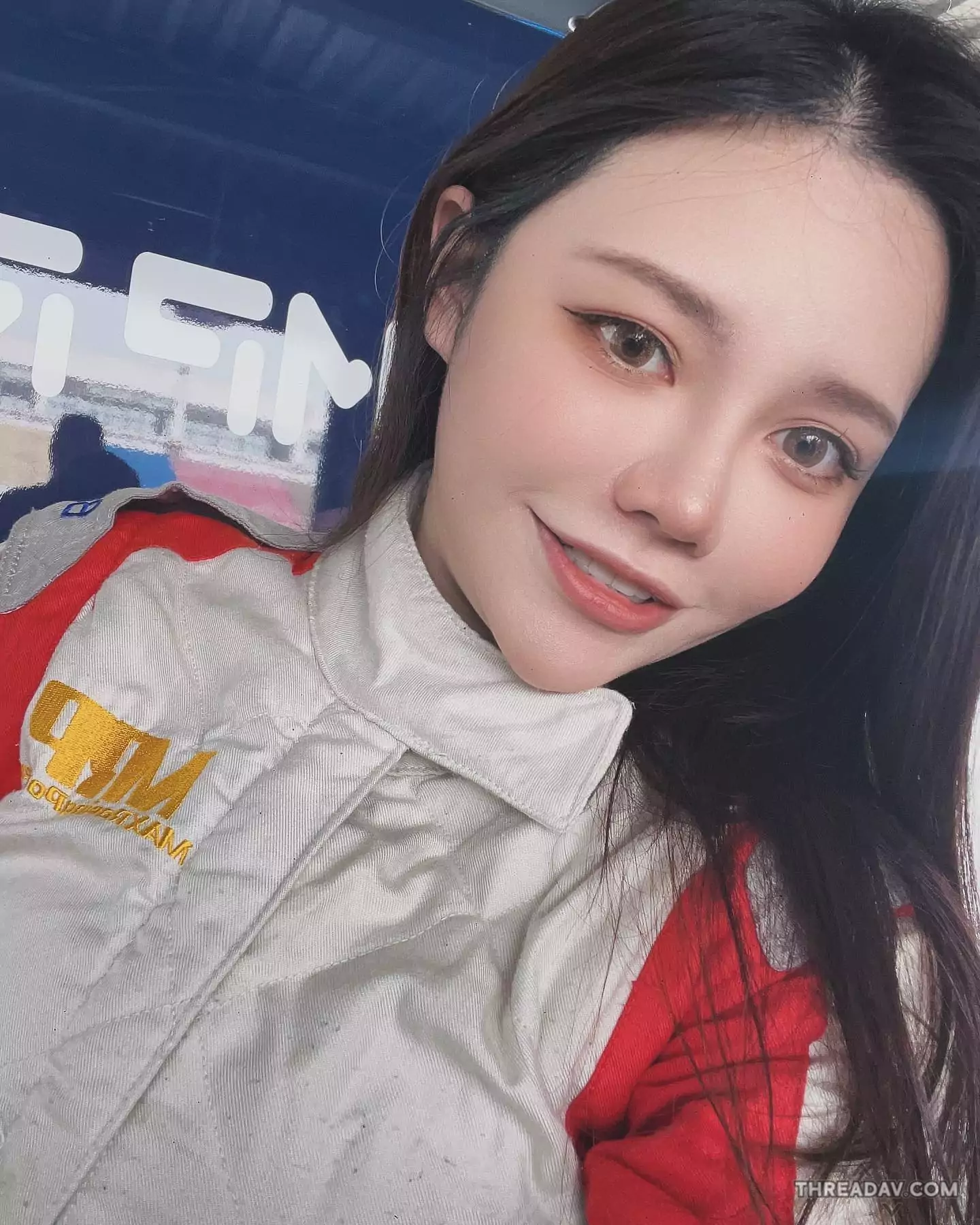 Queena莙莙：從氣質音樂女孩到帥氣賽車手，粉絲為之瘋狂！