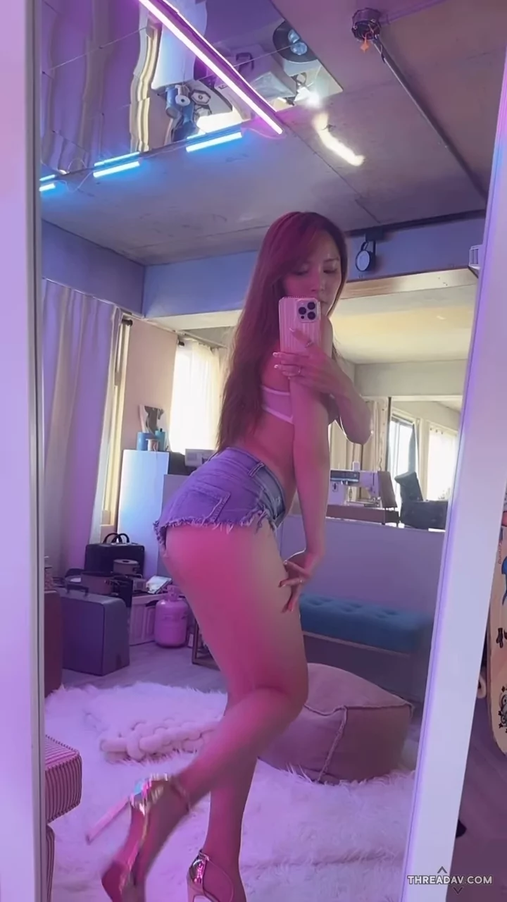 艾緒莉驚人翹臀搖晃！鏡前誘惑影片引粉絲瘋狂點擊 - 網路美女風采