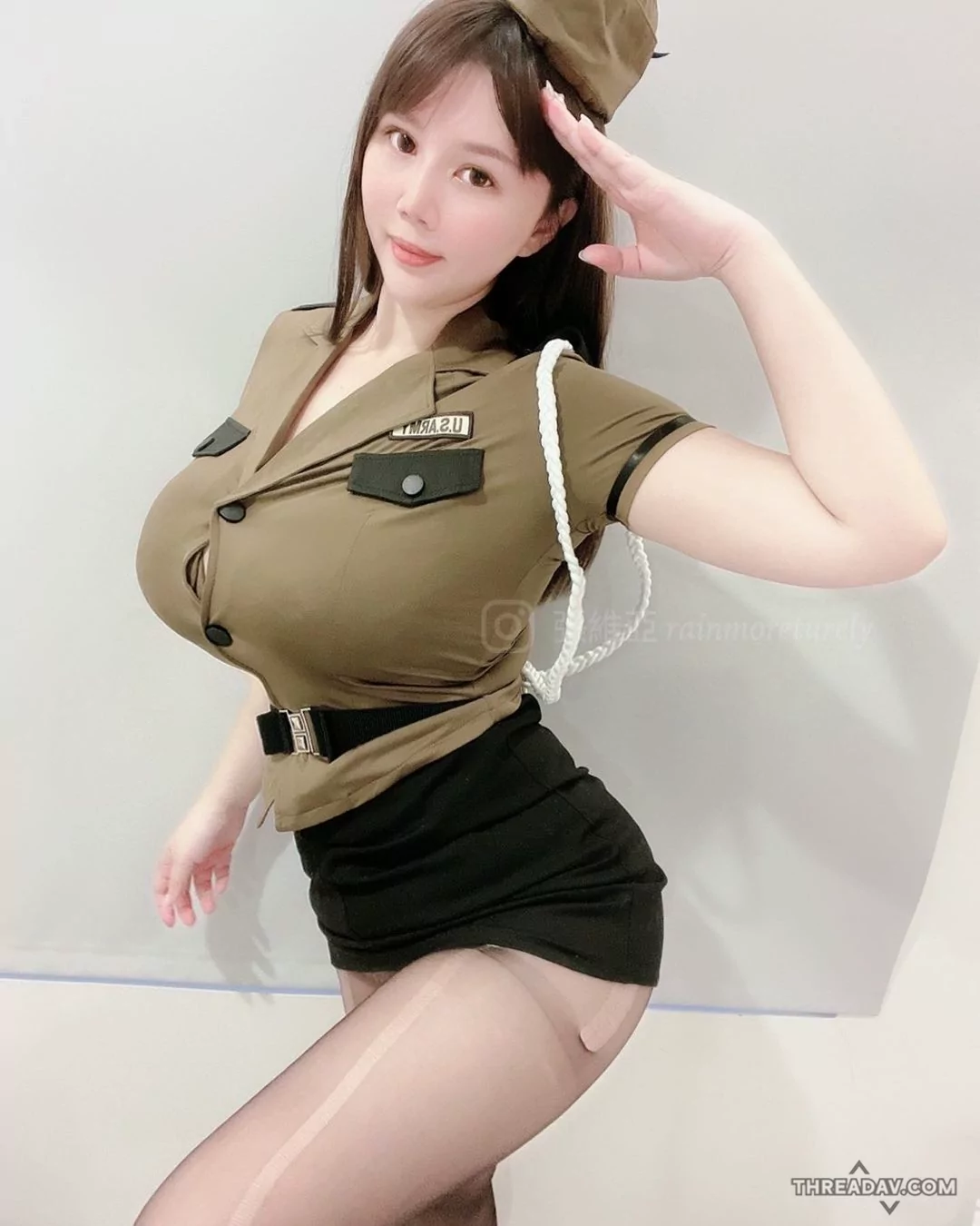 「爆乳女軍官沖田杏梨」台灣風靡：稍息瞬間扣子瀕爆！
