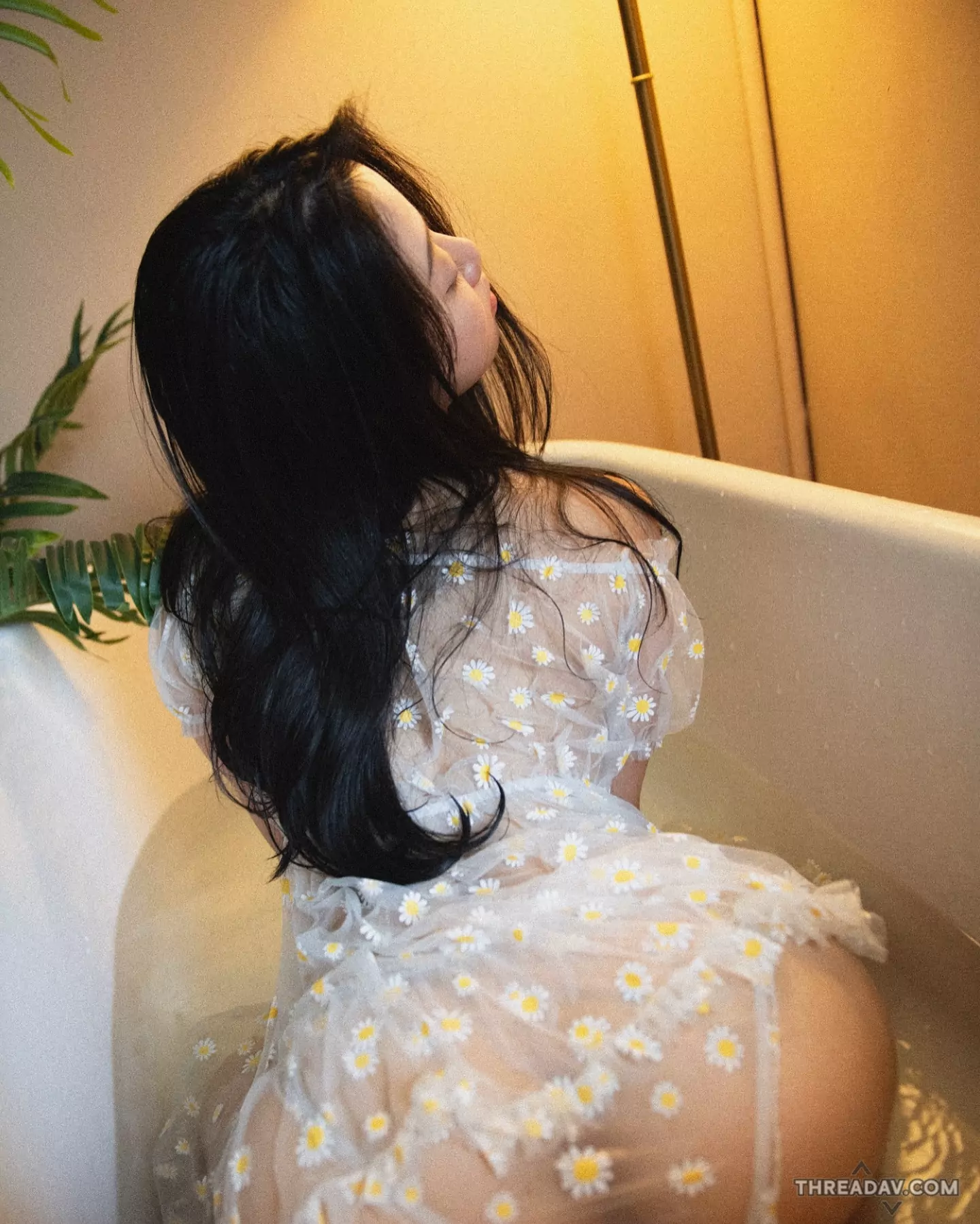 淇淇Selina透視洋裝大膽秀曲線，網友讚「蜜臀出水」視覺盛宴！