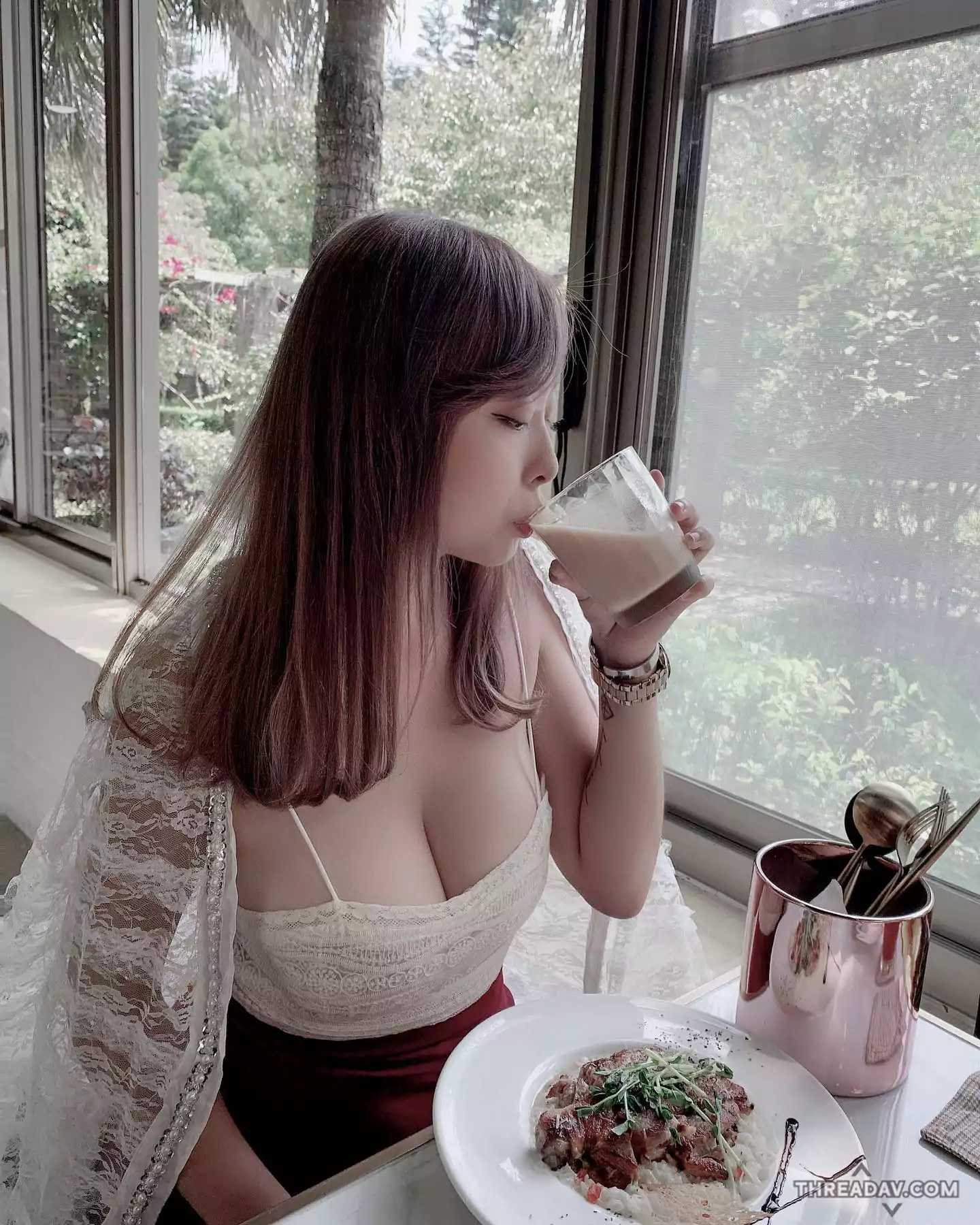 台南美甲師驚人轉變：從火辣巨乳到超人氣媽媽！