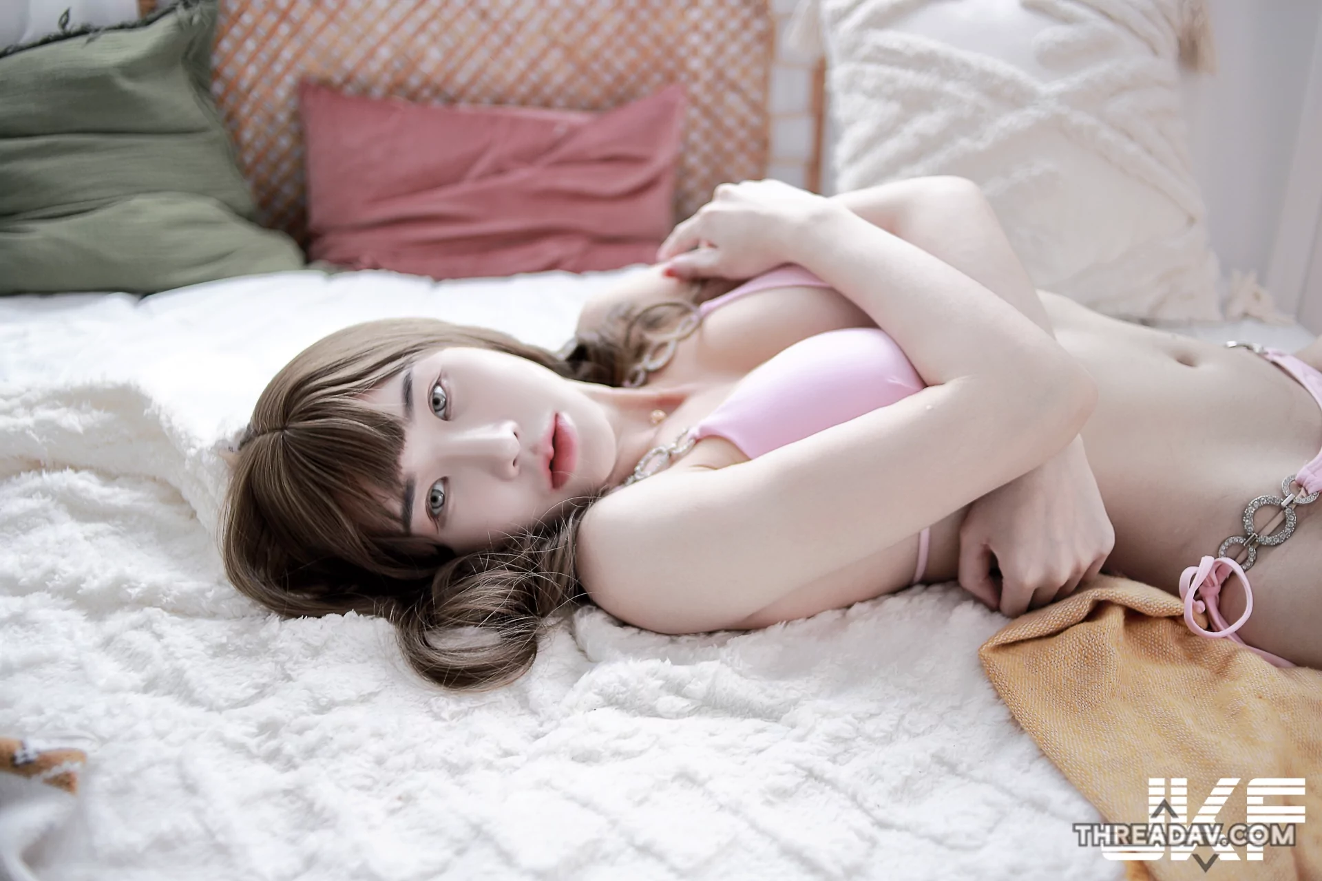 火辣女神「孟孟」比基尼換裝大秀美乳長腿，網友大呼迷人！