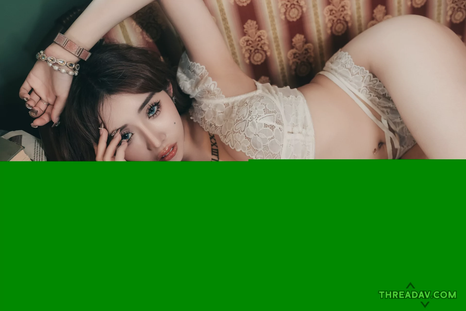魅惑小妖精Bebe展現蕾絲風情！誘人「美乳蜜桃臀」火辣登場 - 網路美女熱話