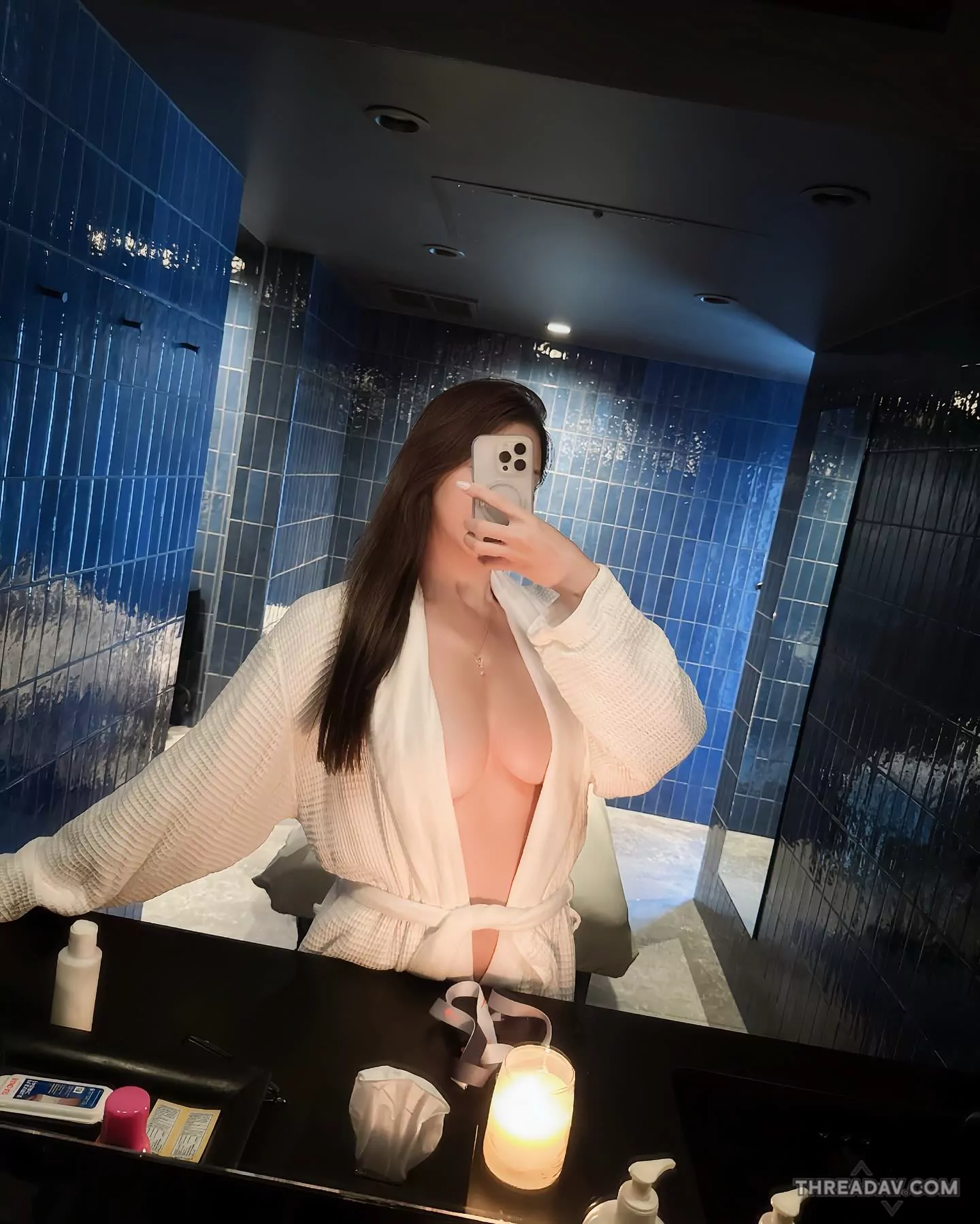 171cm混血美女浴袍自拍引爆話題：敞開衣襟隱約展現曲線美