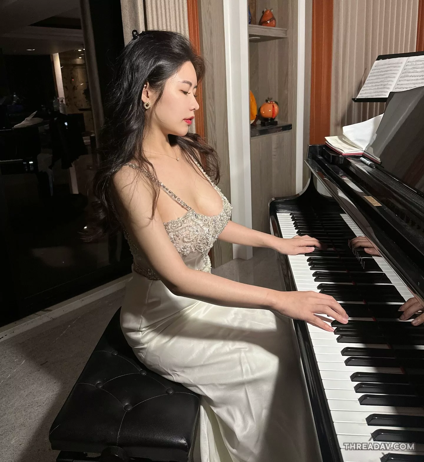 揭秘音樂老師謝孟儒的辣身段與知性魅力！