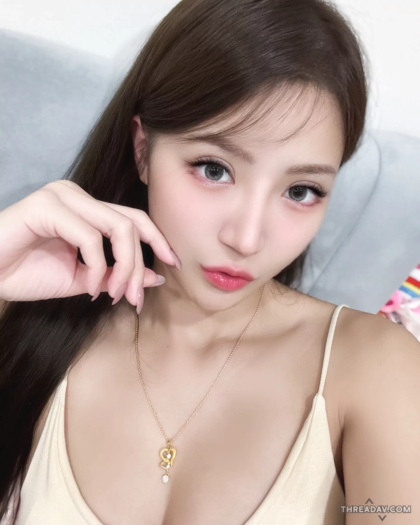 金娜娜混血美女大膽按摩照曝光！白皙巨乳超吸睛 - 網路美女風采
