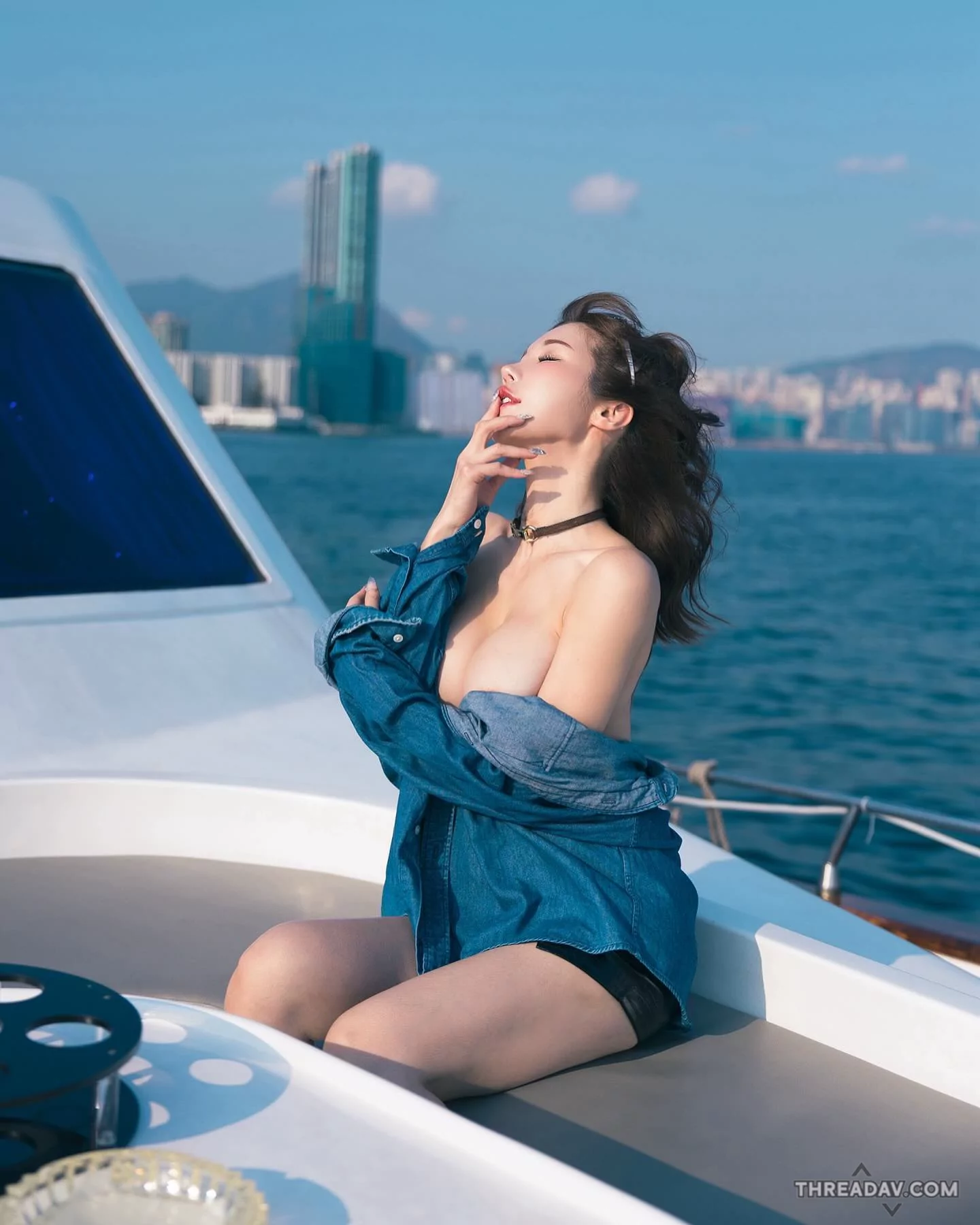 辛尤里大膽露胸於維多利亞港！解開鈕扣展示G杯美胸，網友驚艷