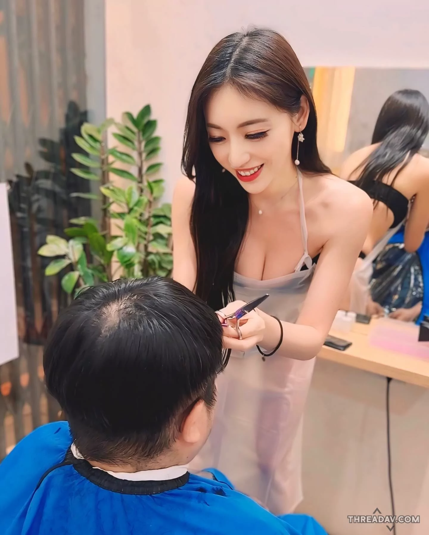 【爆乳正妹】設計師辣穿上工剪頭髮，客人尷尬眼神曝光！ - 網路美女熱門話題