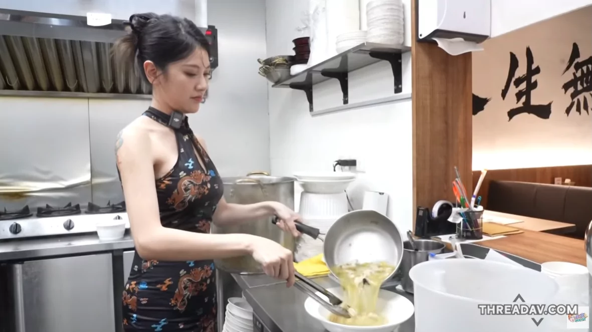 網紅老闆娘秀絕技！美女主廚的酸菜魚料理秘訣，刀工驚人吸引眾人目光