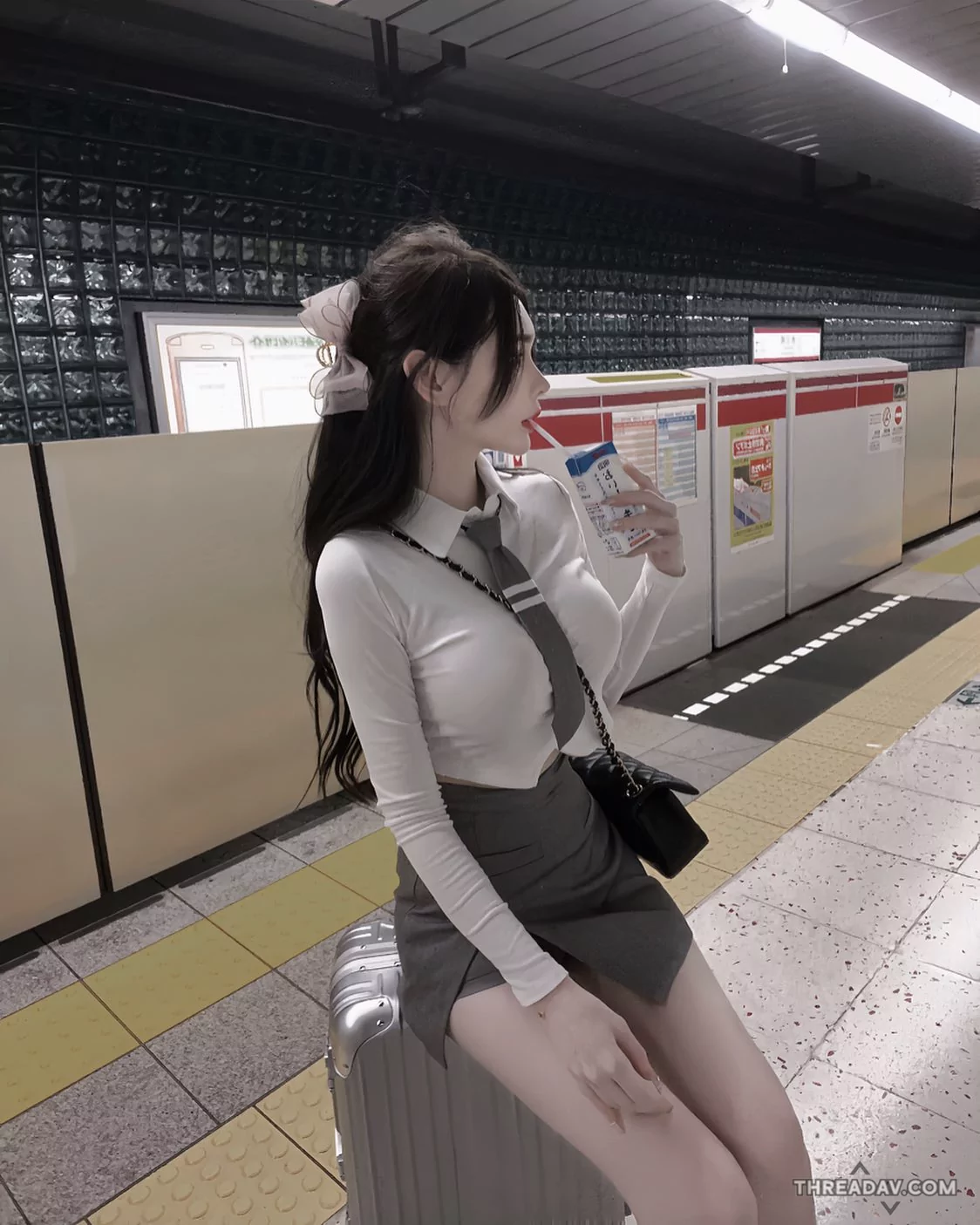 「驚人曲線！日本JK等電車展現超凡魅力，白嫩美腿難以忽視」