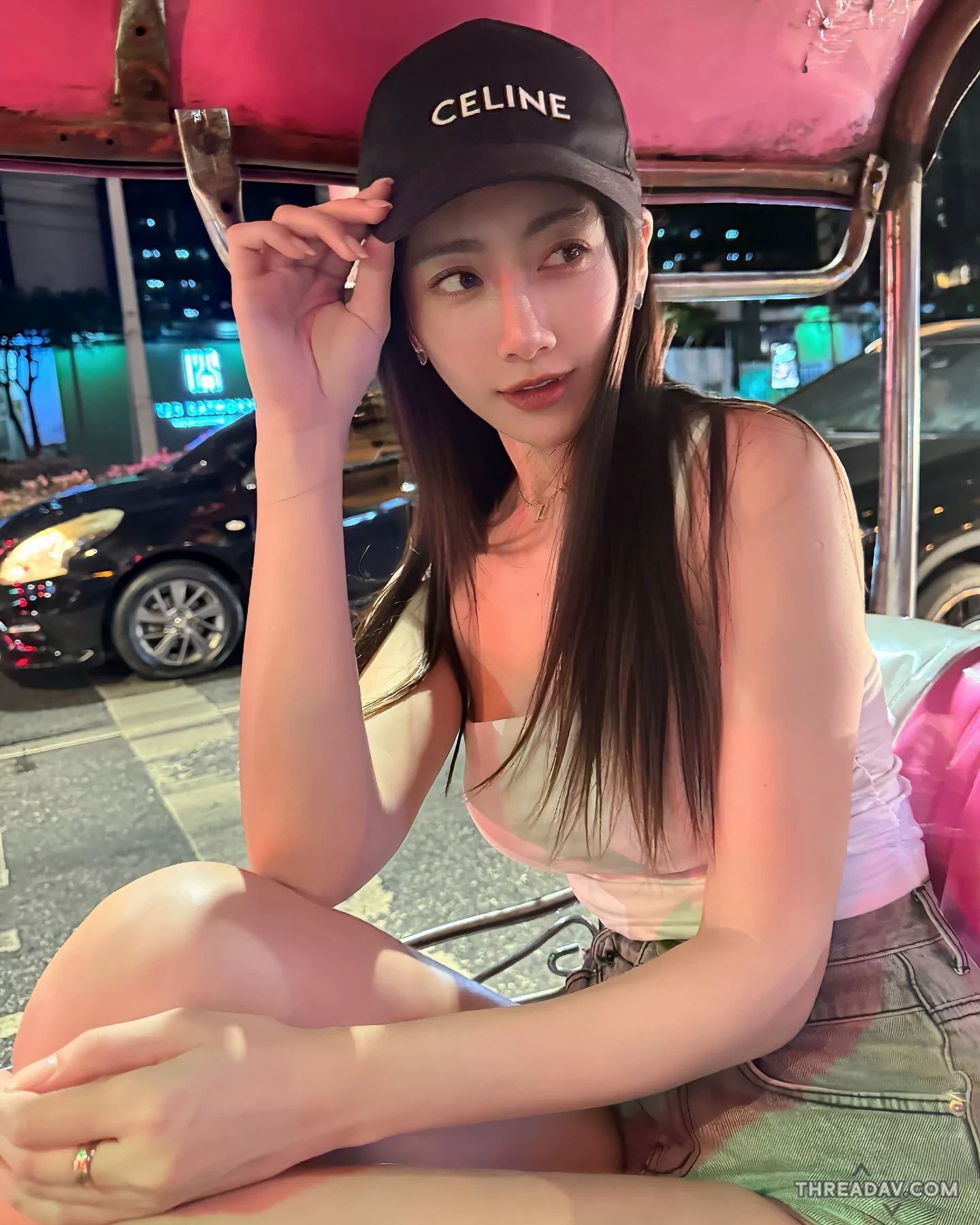 氣質正妹「比特」泰國度假清涼又性感！搭嘟嘟車吸引路人目光 - 網路美女