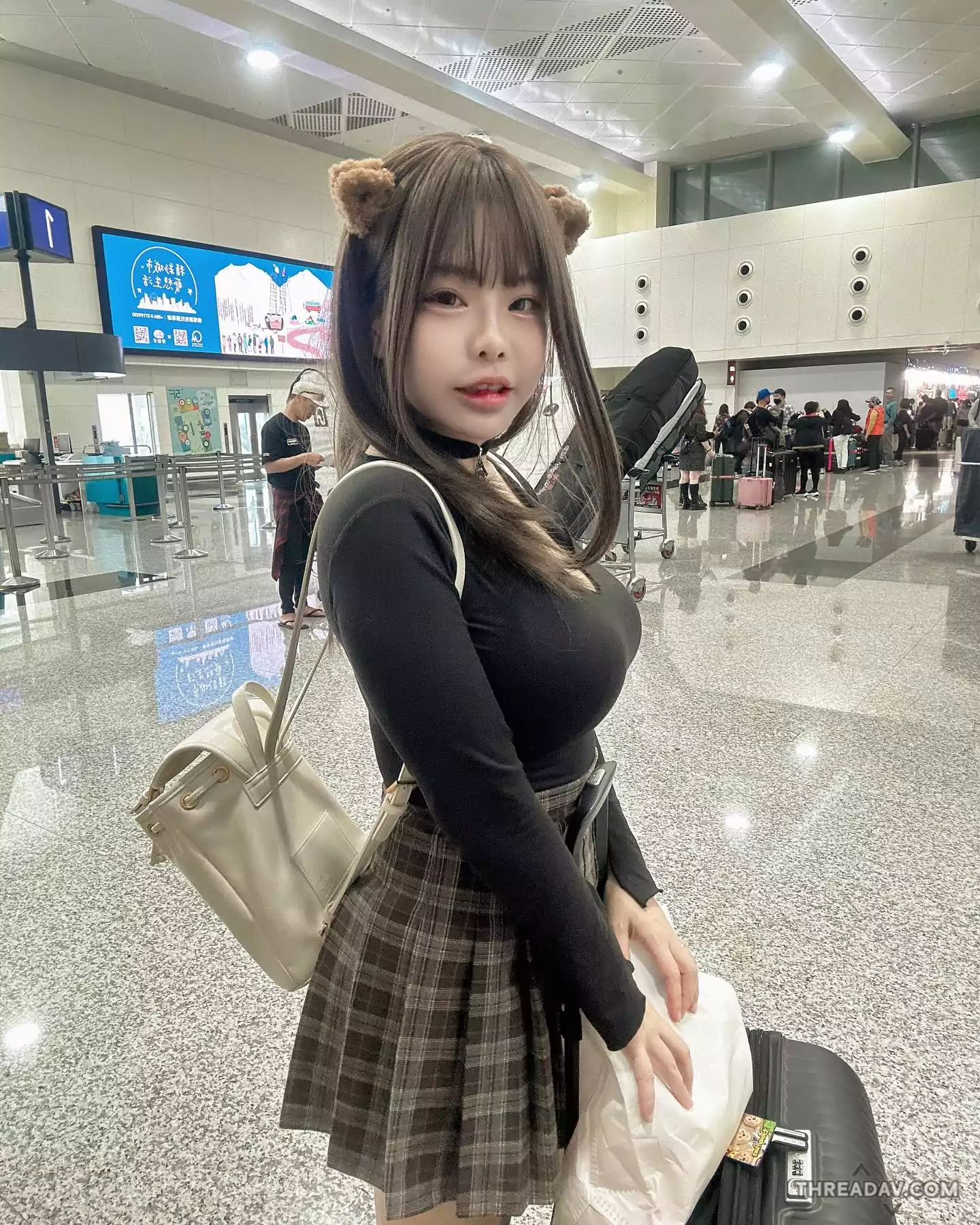 「機場巨乳短裙正妹」童顏魔鬼身材吸睛指數破表！