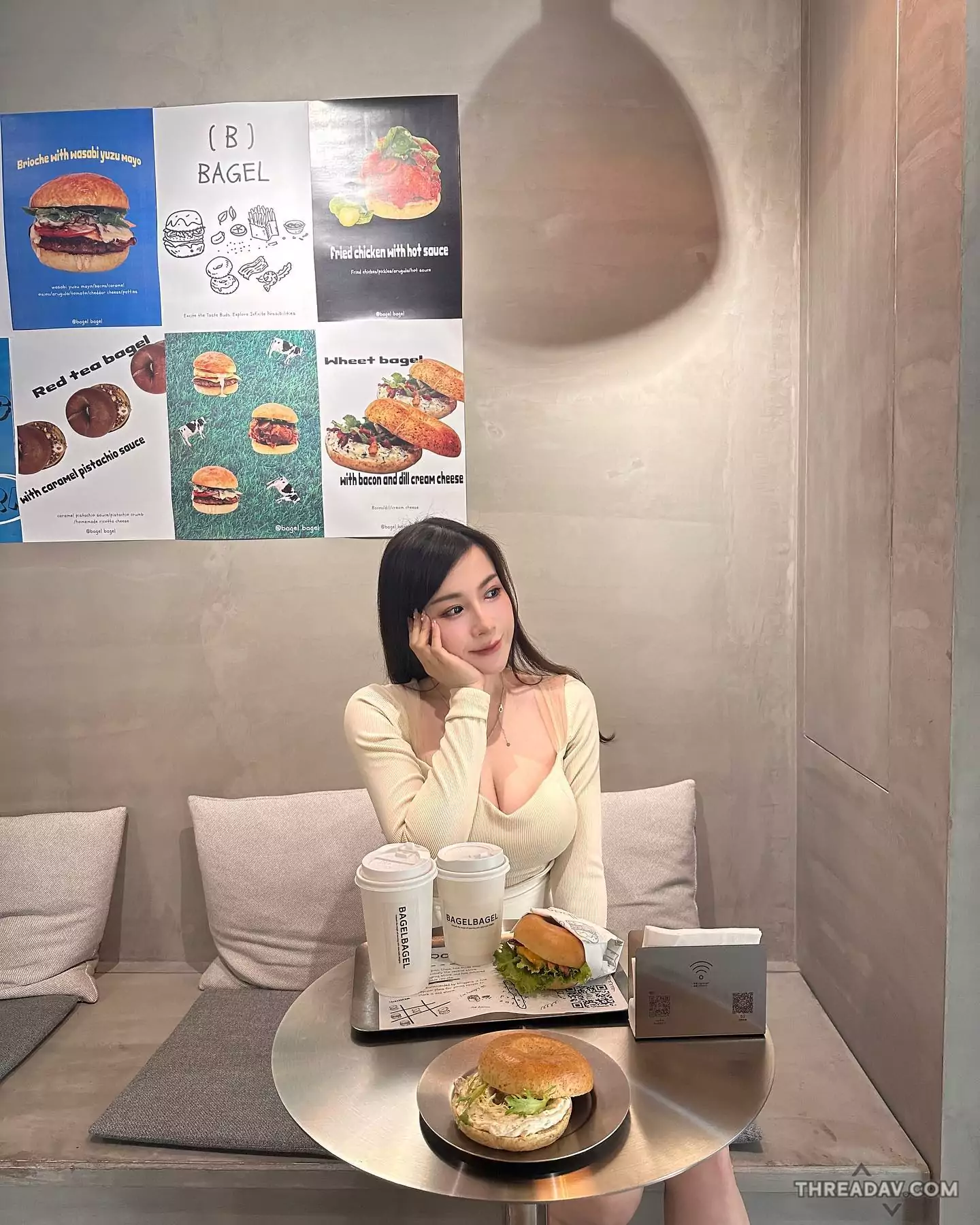 超兇「吉寶」吃漢堡包！甜美正妹爆乳造型引爆網路，看一眼就餓！