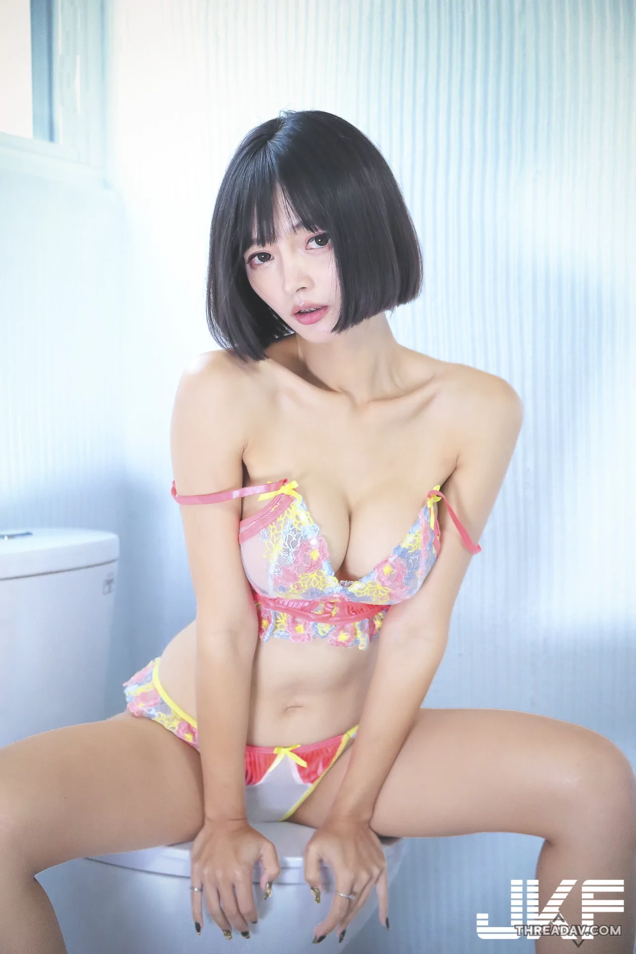 花草女神A栗Eri居家挑逗！超誘人「超長腿＋渾圓酥胸」必看！