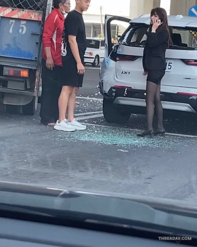 高雄BMW正妹業務試乘遇車禍，性感黑絲照瘋傳網路