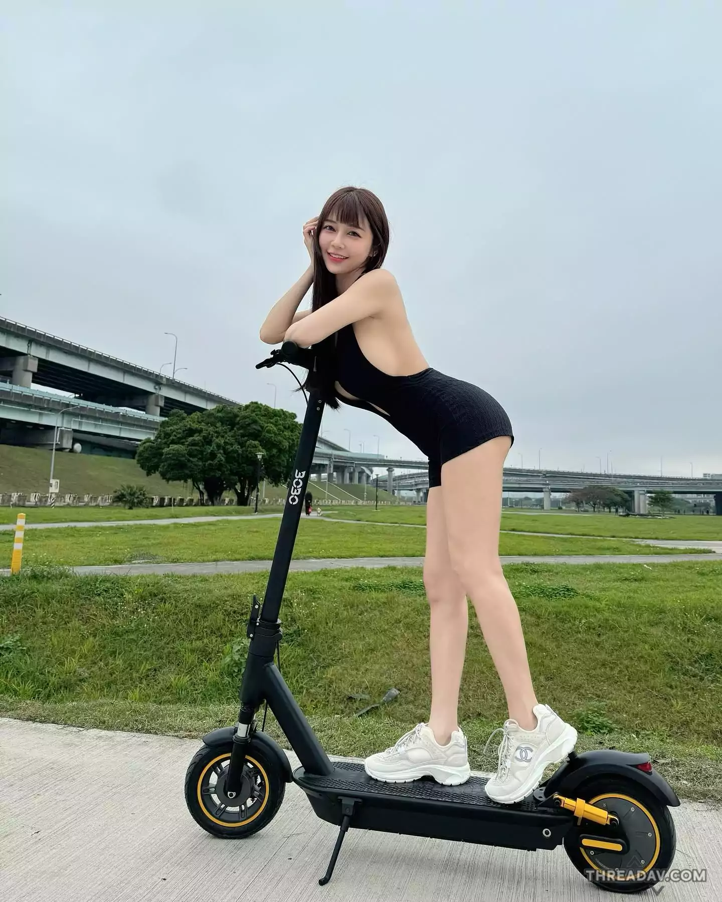 火辣美女騎電動滑板於河濱公園，白嫩巨乳與美背嫩腿全曝光！