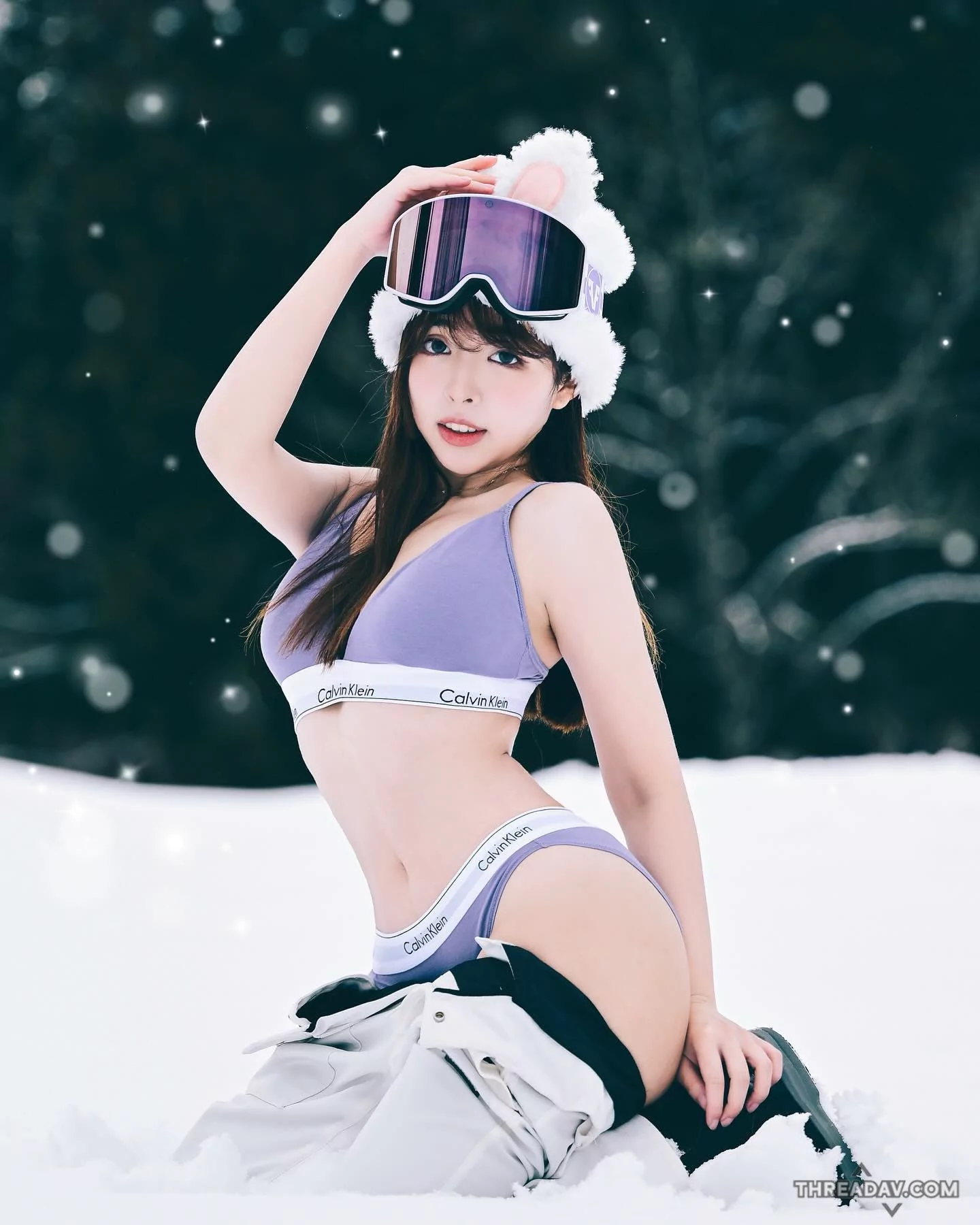 中山醫大《Holly》雪地性感寫真，CK內衣展現迷人女體 - 網路美女驚艷登場