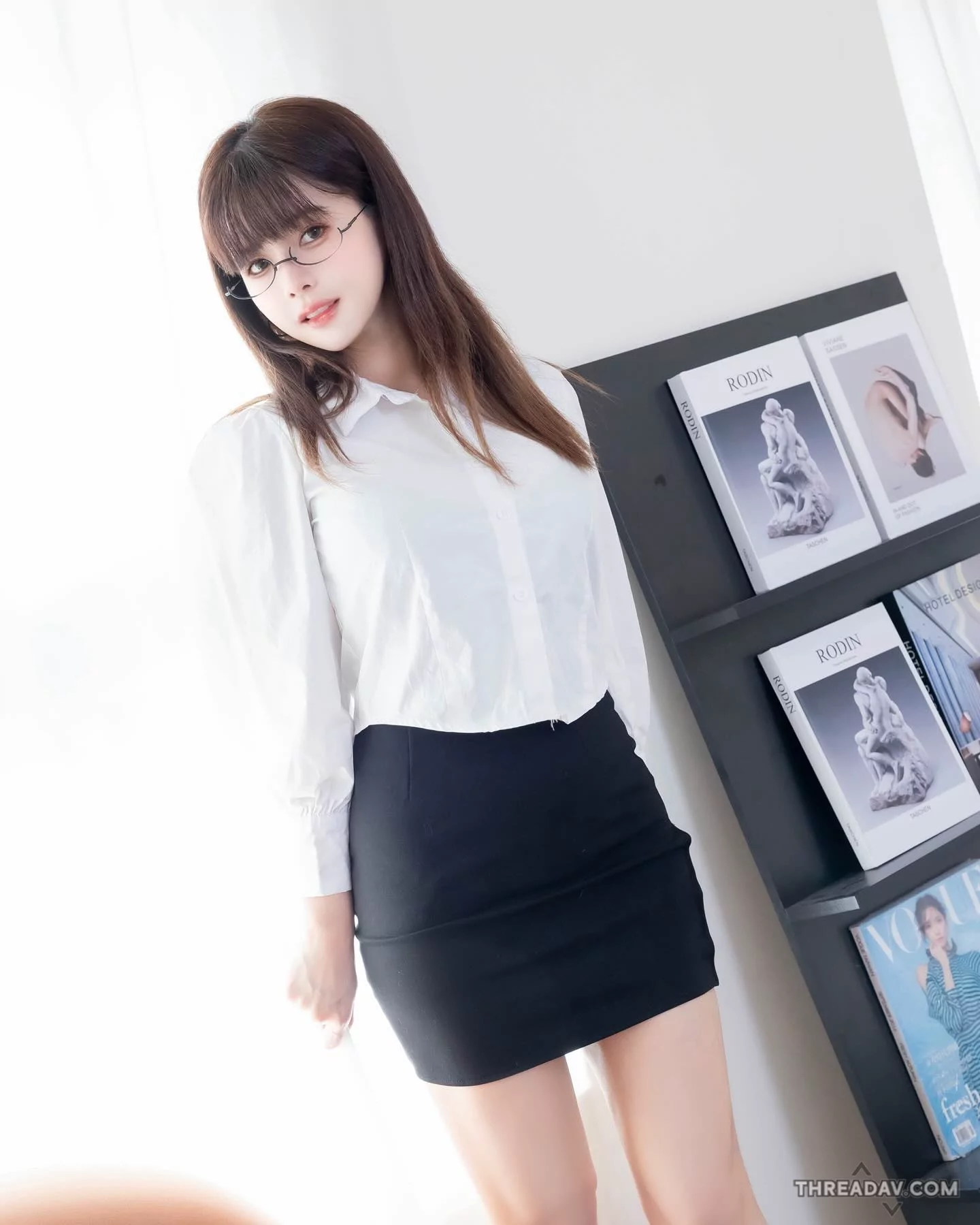 AI級美女「小花姐接」化身房仲穿短裙帶看房，即刻成交秘訣曝光！