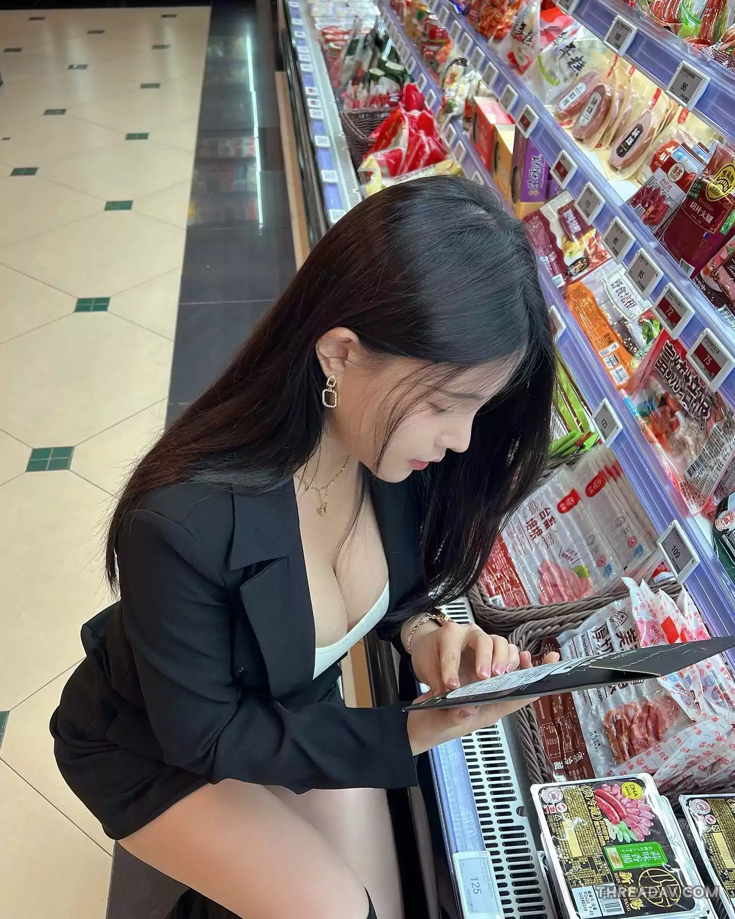 【爆】驚！逛超市遇見「低胸巨乳美女」購物中，「雪白雙球」快彈出來了！- 精選美女照片