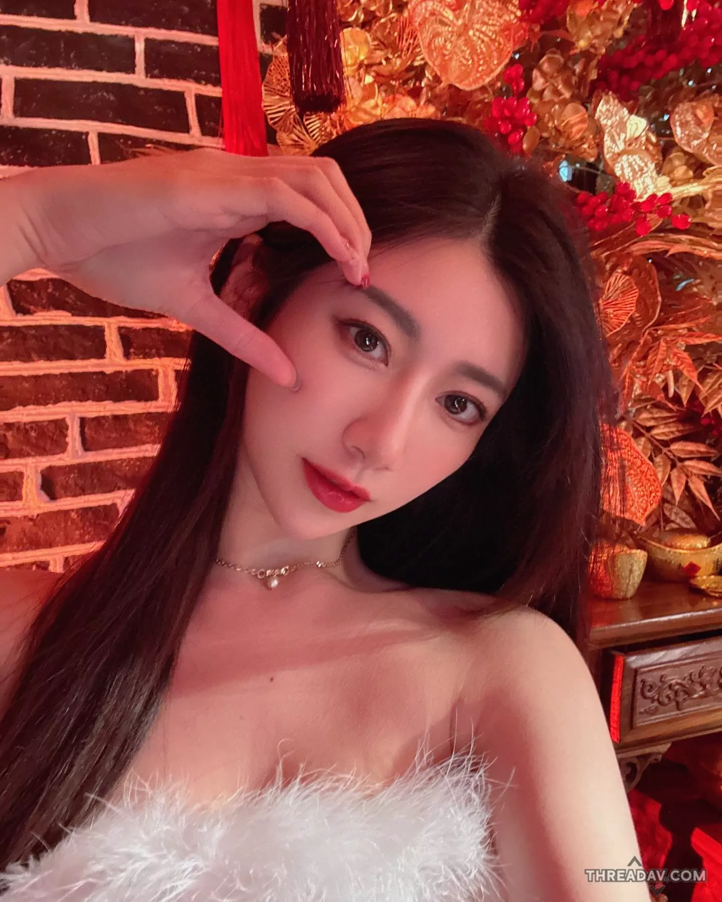 新春迷人風采！甜美正妹「比特」求財神，平口洋裝小露香肩引關注！