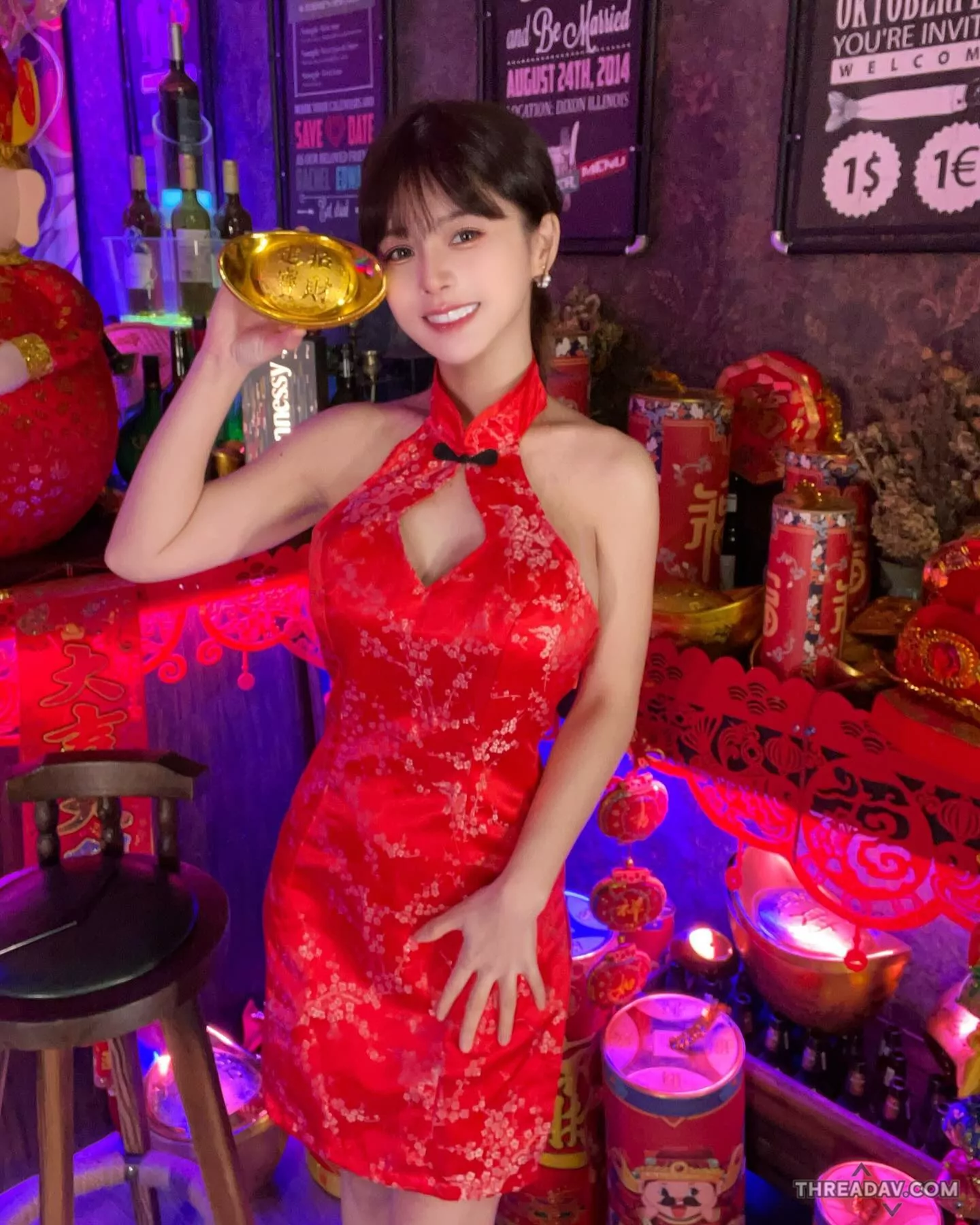 AI級美女《小花姐接》穿火辣旗袍送金元寶，祝粉絲龍年財源廣進！