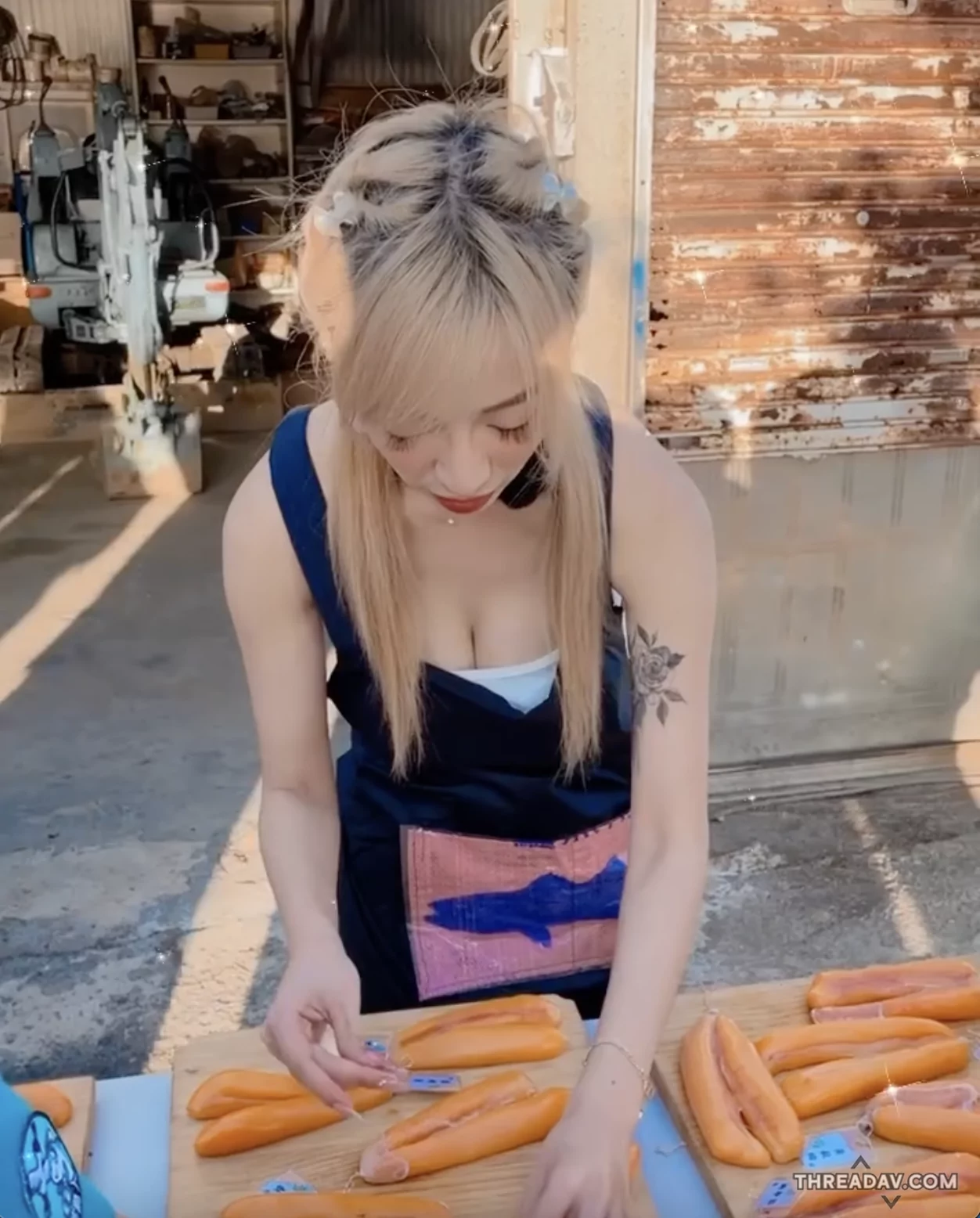 過年必看！金髮美女「嵐芯語」爆乳製作烏魚子，奶香四溢的獨家秘訣！