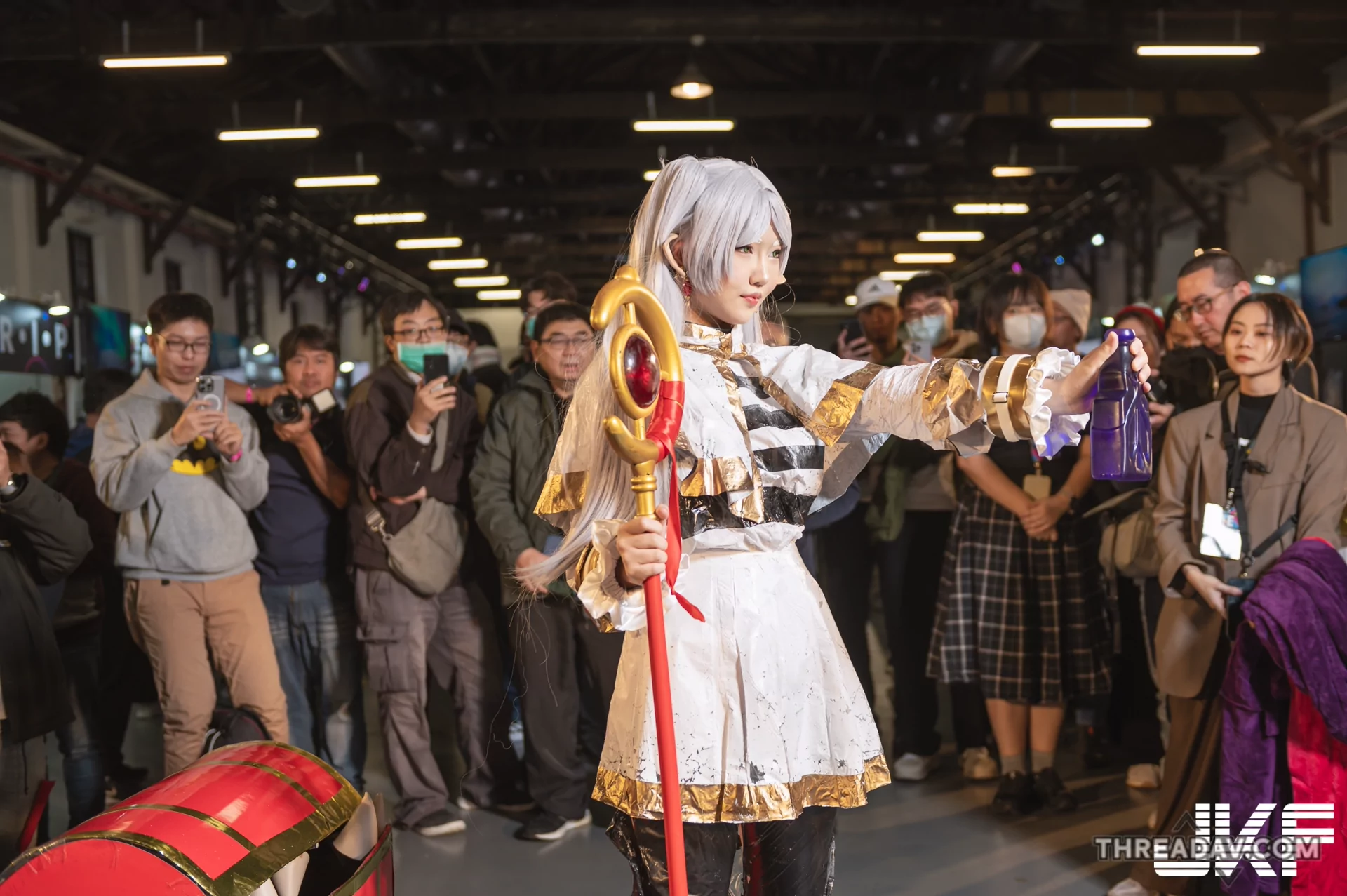 魔法實現！Moiichan芙莉蓮的「隱形衣服術」，完美展現白嫩美體！
