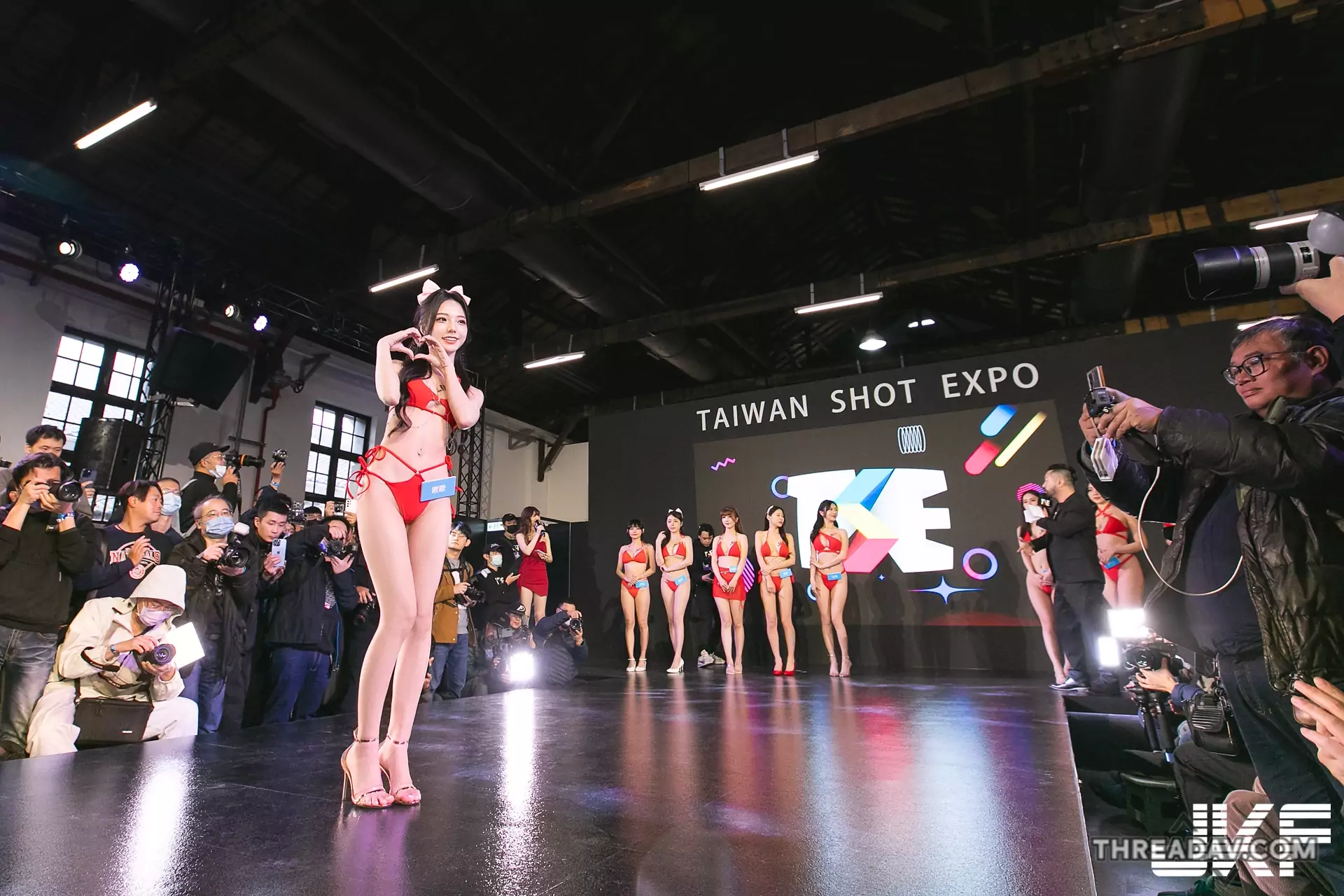 火爆開幕！TSE台灣寫真博覽會，JKF女郎比基尼造型迎風亮相，粉絲熱情高漲