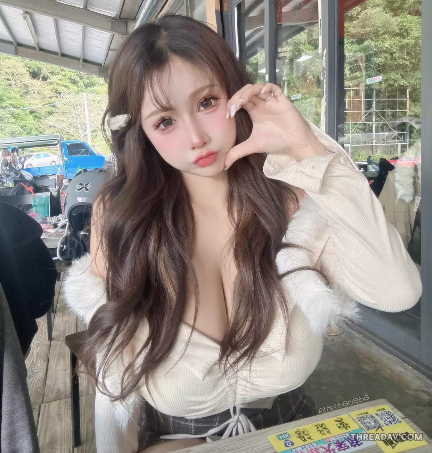 北宜公路驚見「巨乳正妹」艾妃喝咖啡！TSE也想遇見一下！- 網路美女