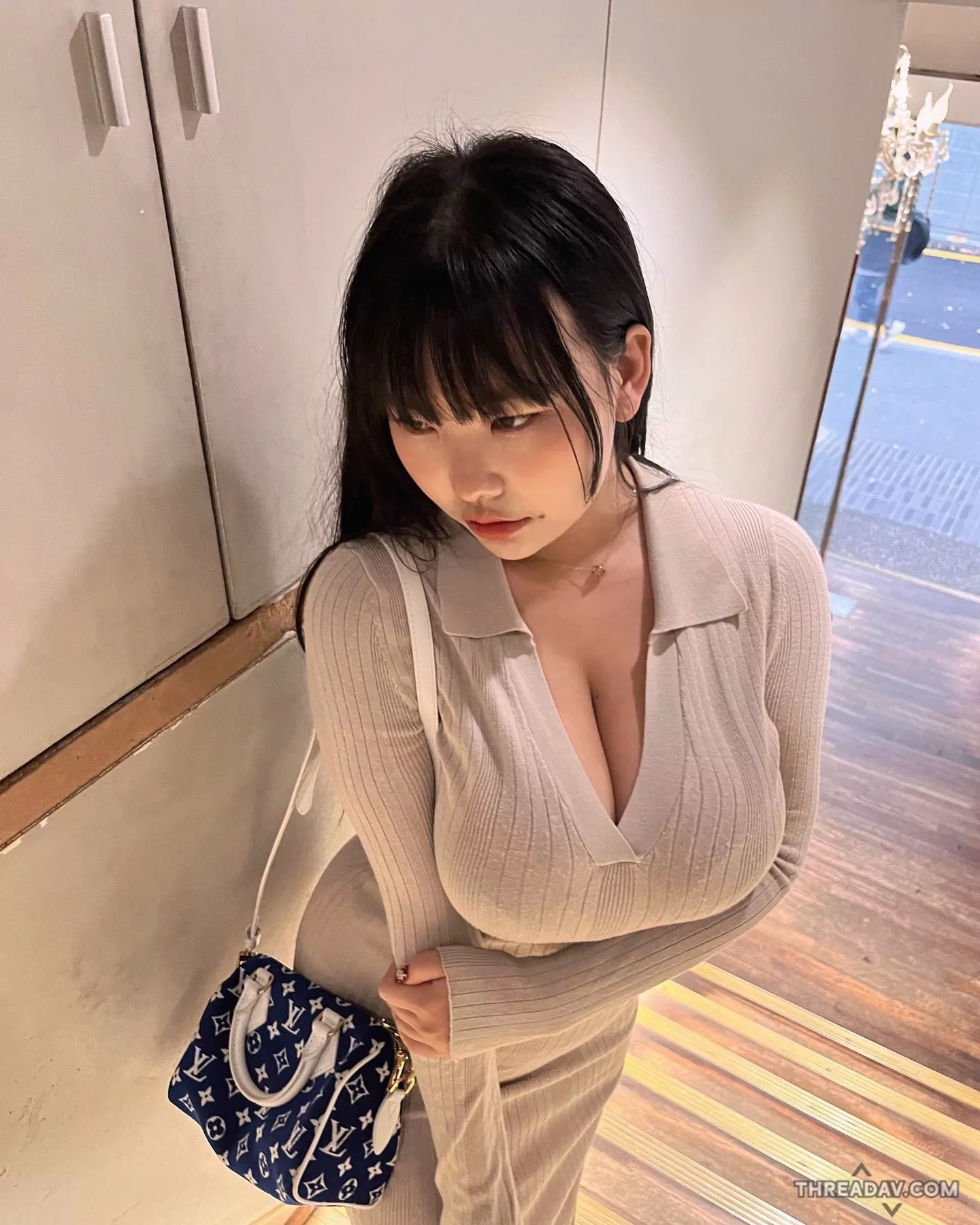 「巨乳貓眼正妹SUNHYE上樓梯扶不住！網友直呼：太性感了！」