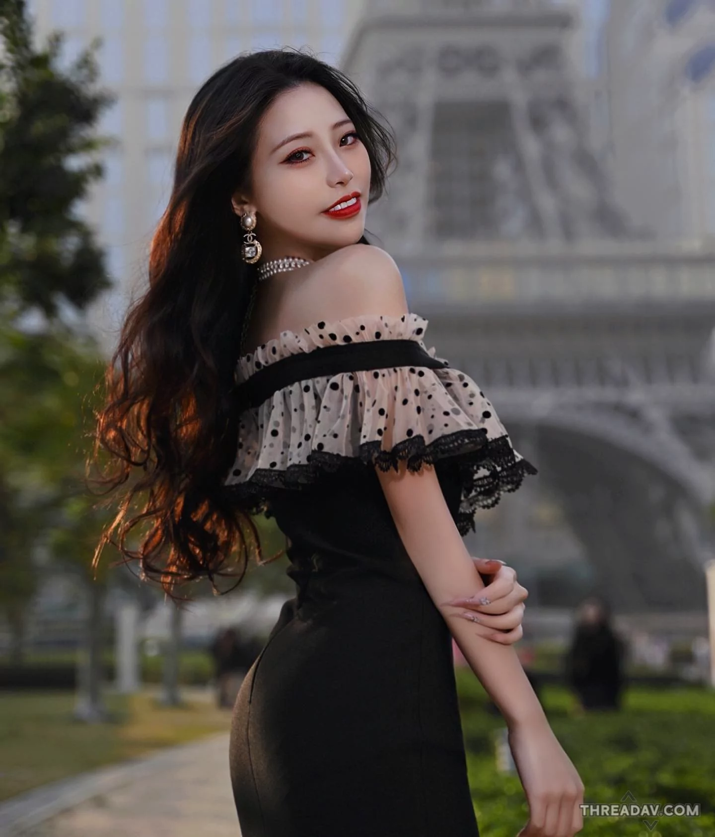 網紅玟妡 WenHsin 演繹法式女伶魅力，優雅性感雙重擊中你的心