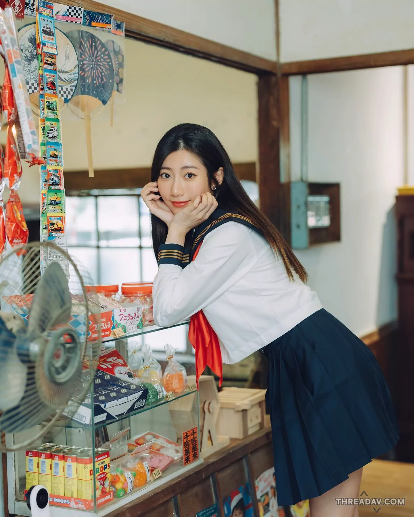 學生妹放學急忙幫忙顧柑仔店！鄰里哥哥全都來捧場